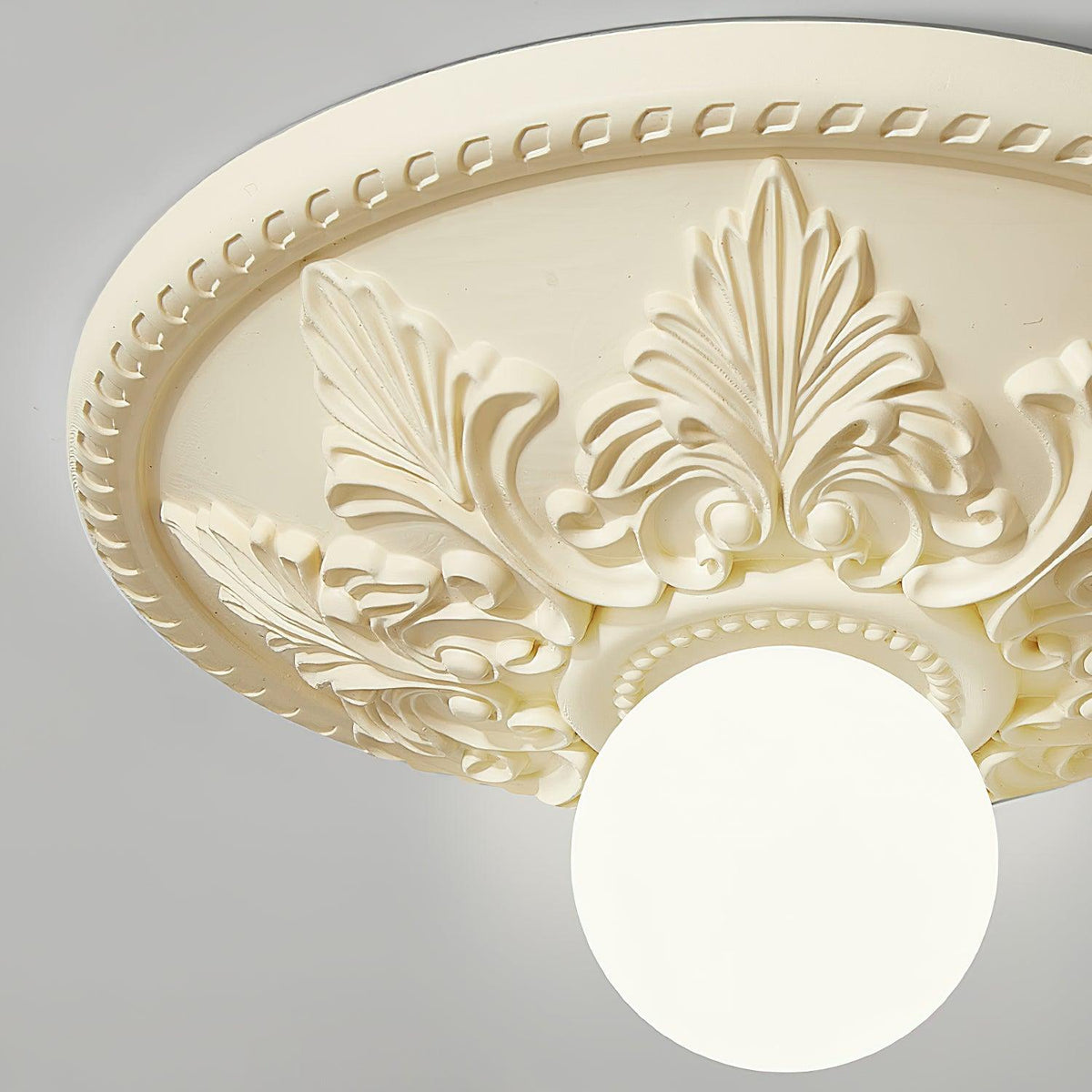 Plafondlamp van hars met resinekap en glazen bol, klassiek versierd