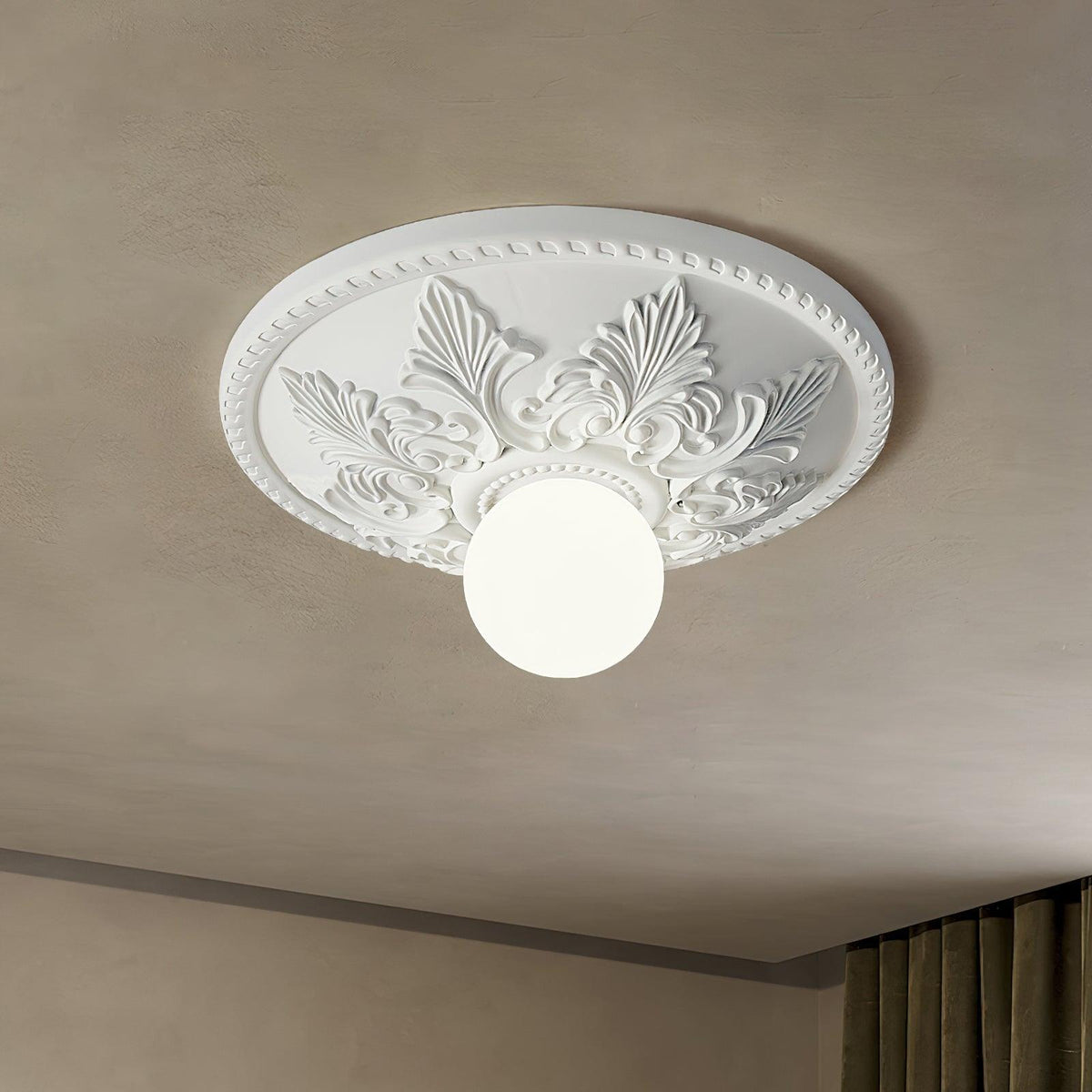 Plafondlamp van hars met resinekap en glazen bol, klassiek versierd