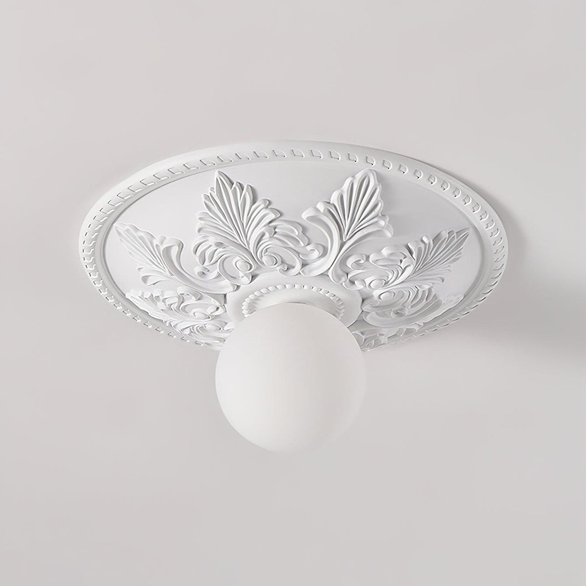 Plafondlamp van hars met resinekap en glazen bol, klassiek versierd