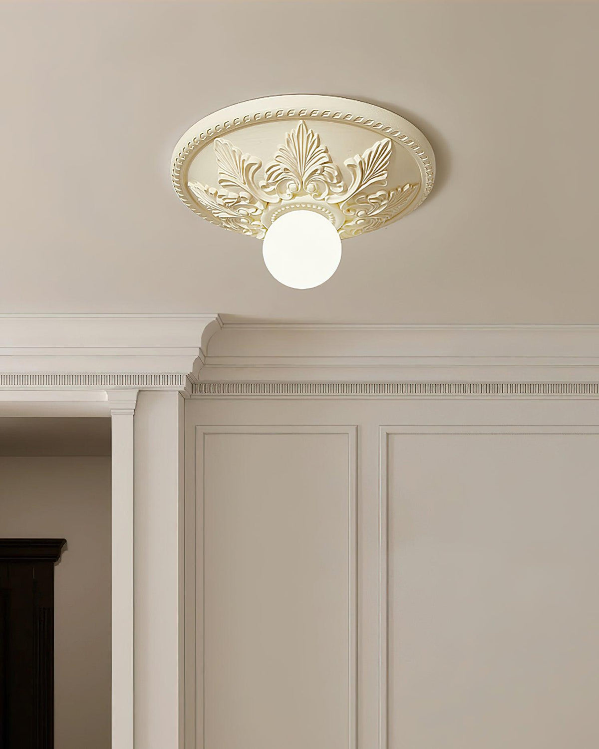 Plafondlamp van hars met resinekap en glazen bol, klassiek versierd