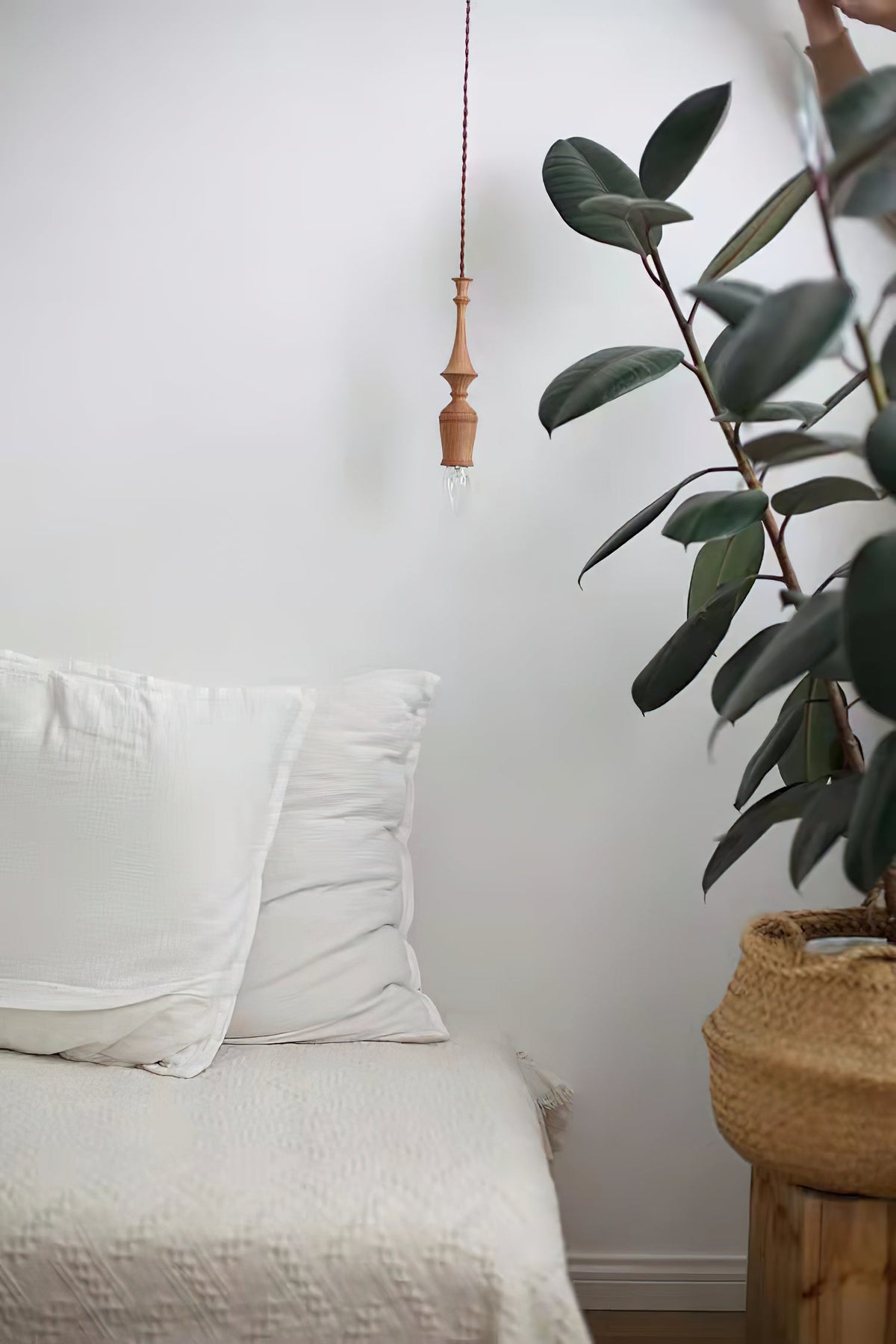 Tessira hanglamp van walnoothout met industriële stijl