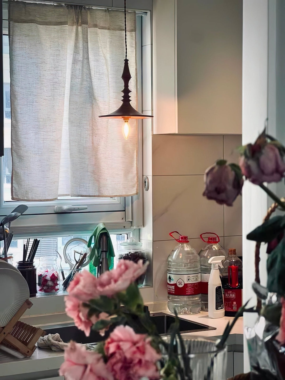 Tessira hanglamp van walnoothout met industriële stijl
