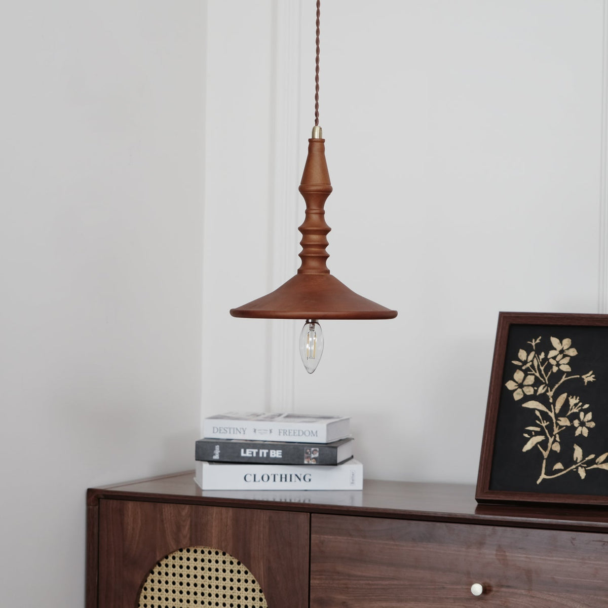 Tessira hanglamp van walnoothout met industriële stijl