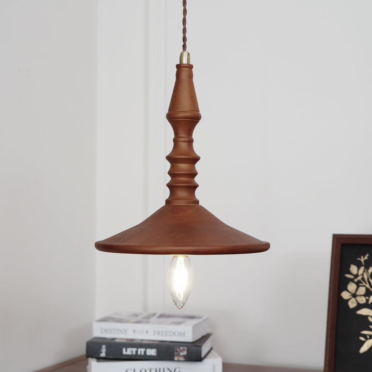 Tessira hanglamp van walnoothout met industriële stijl