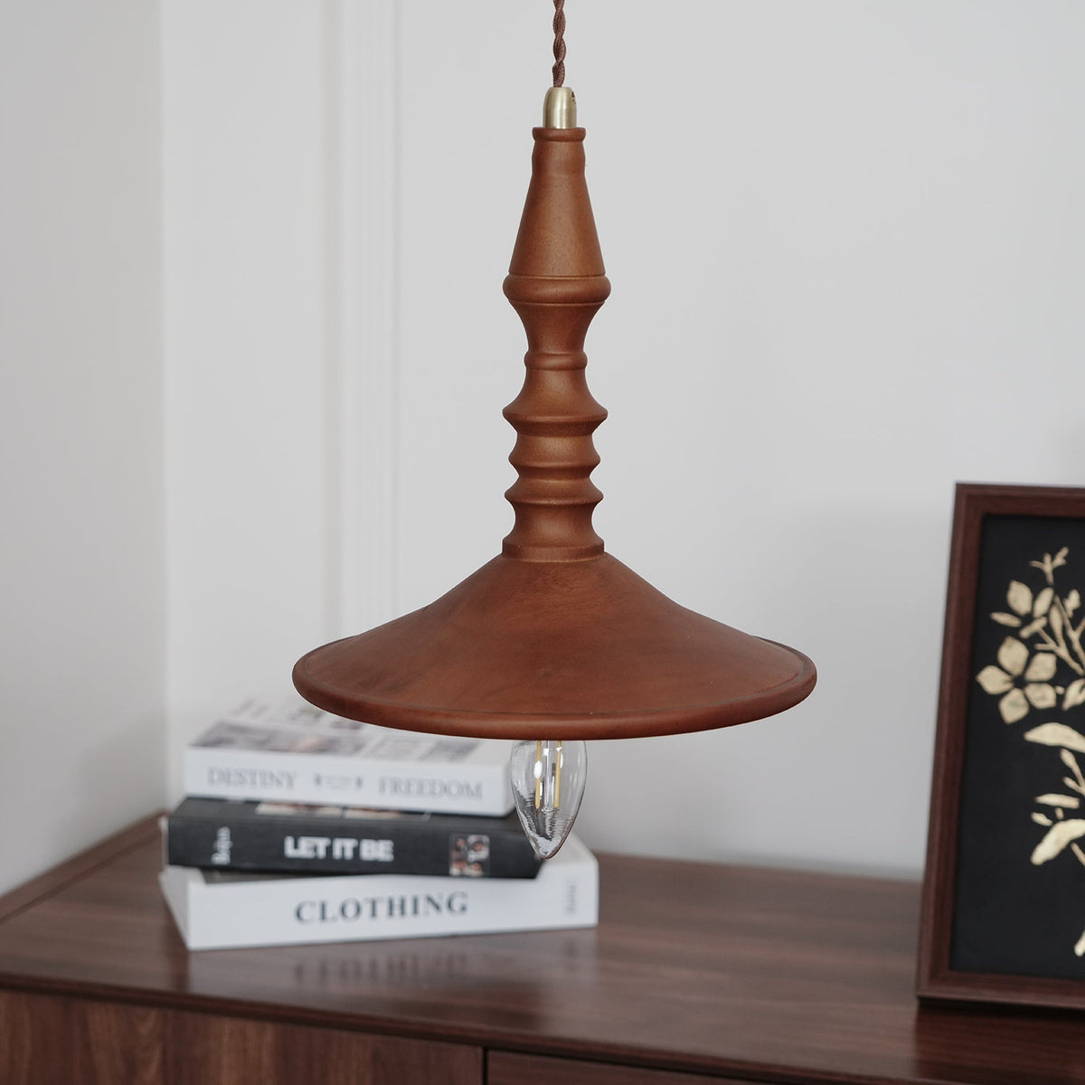 Tessira hanglamp van walnoothout met industriële stijl