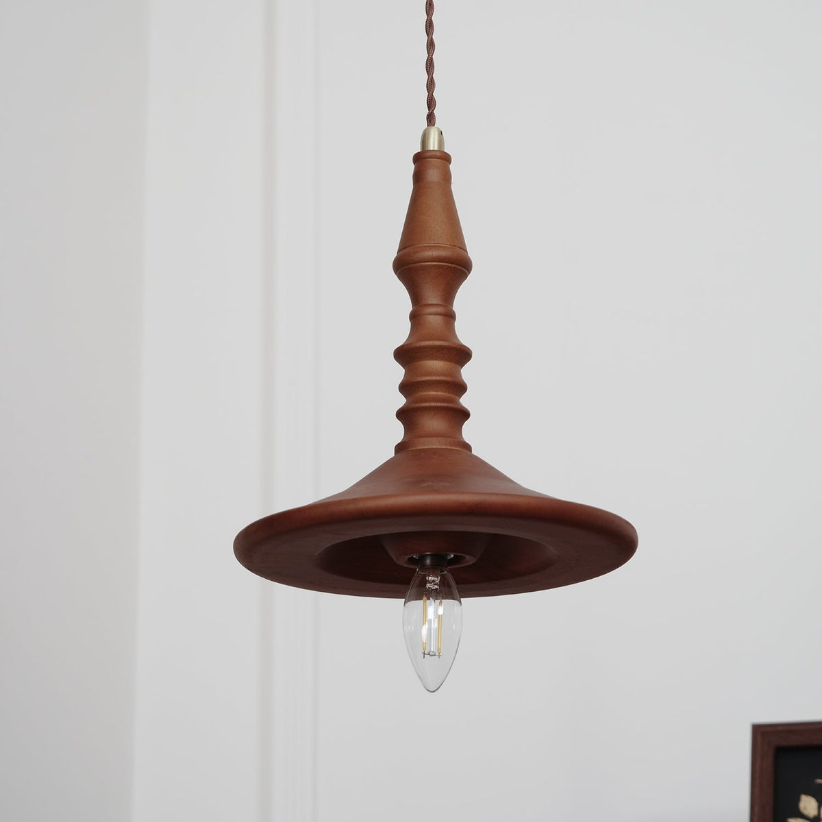 Teriinise hanglamp van walnoothout