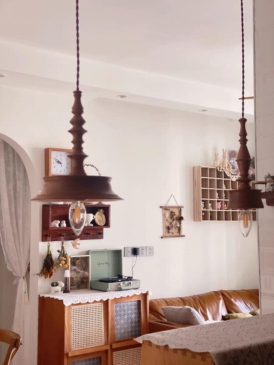 Tessira hanglamp van walnoothout met industriële stijl