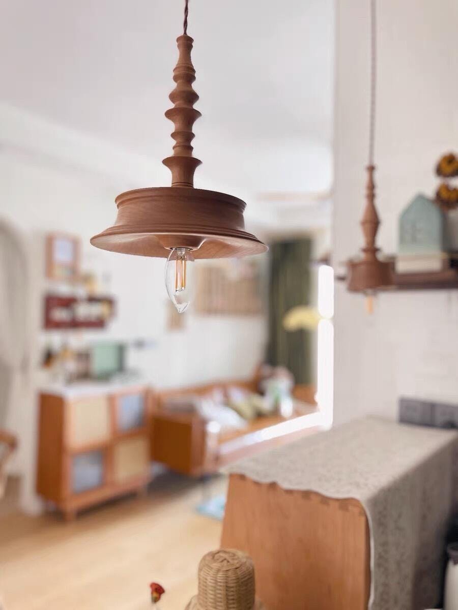 Tessira hanglamp van walnoothout met industriële stijl