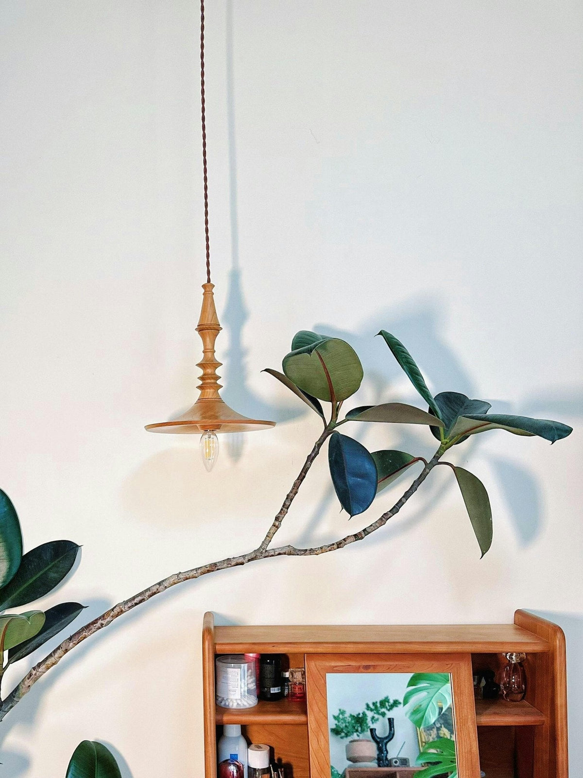 Tessira hanglamp van walnoothout met industriële stijl