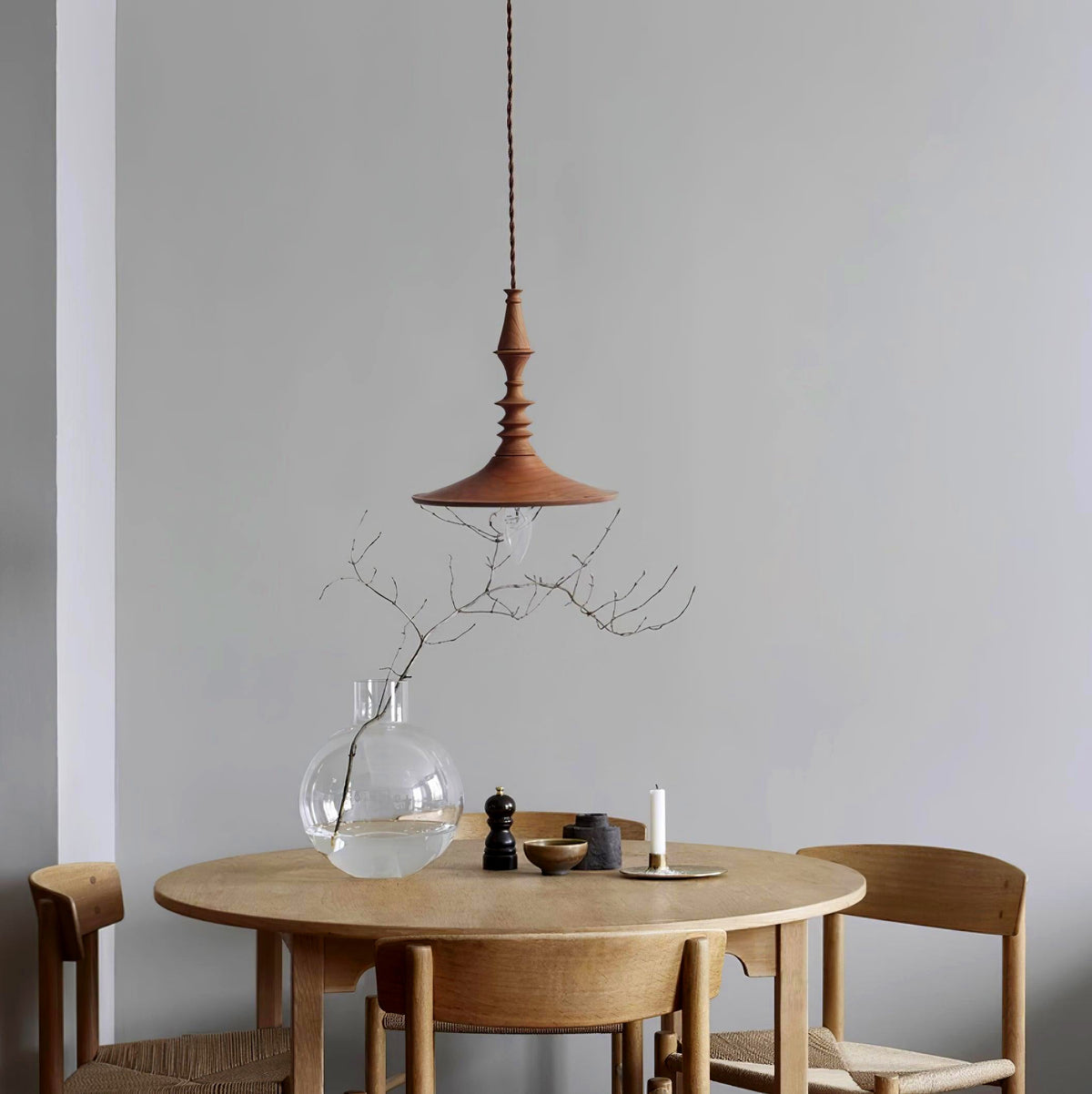 Teriinise hanglamp van walnoothout