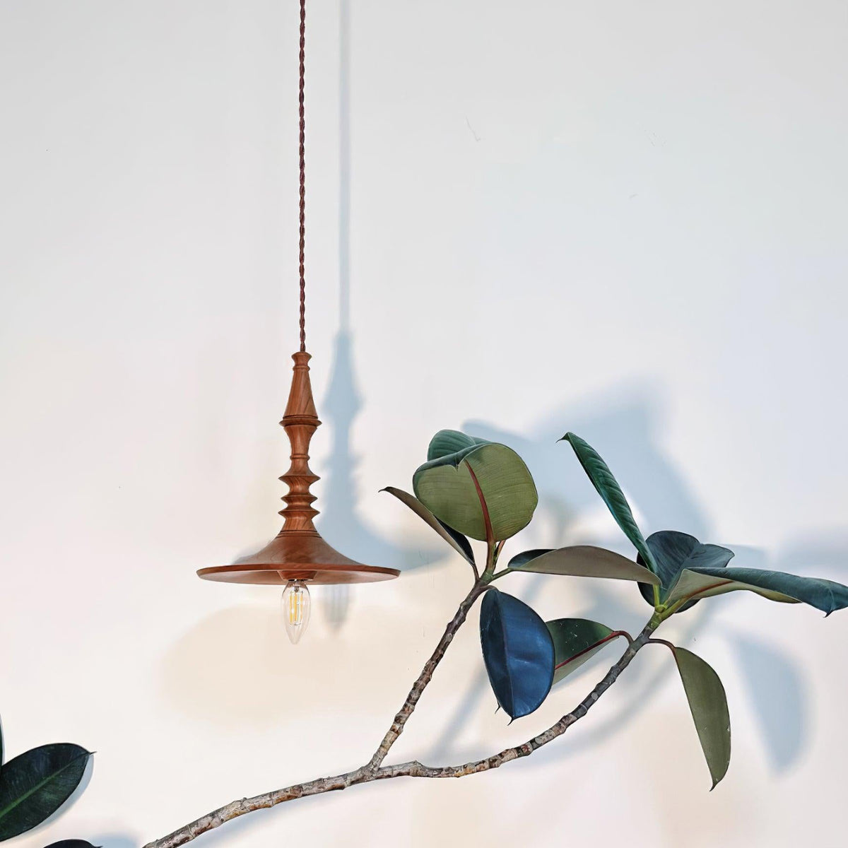 Teriinise hanglamp van walnoothout