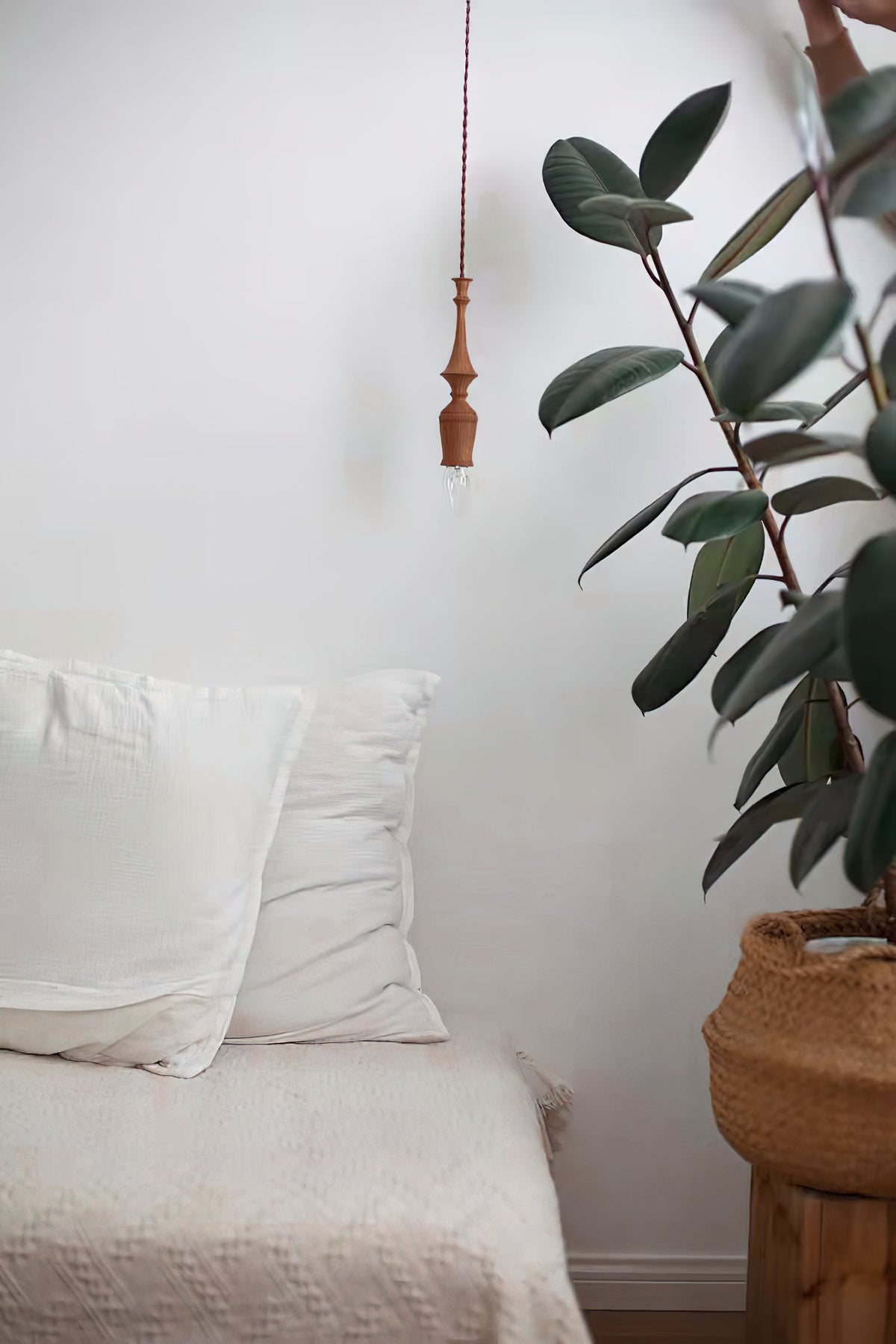 Teriinise hanglamp van walnoothout