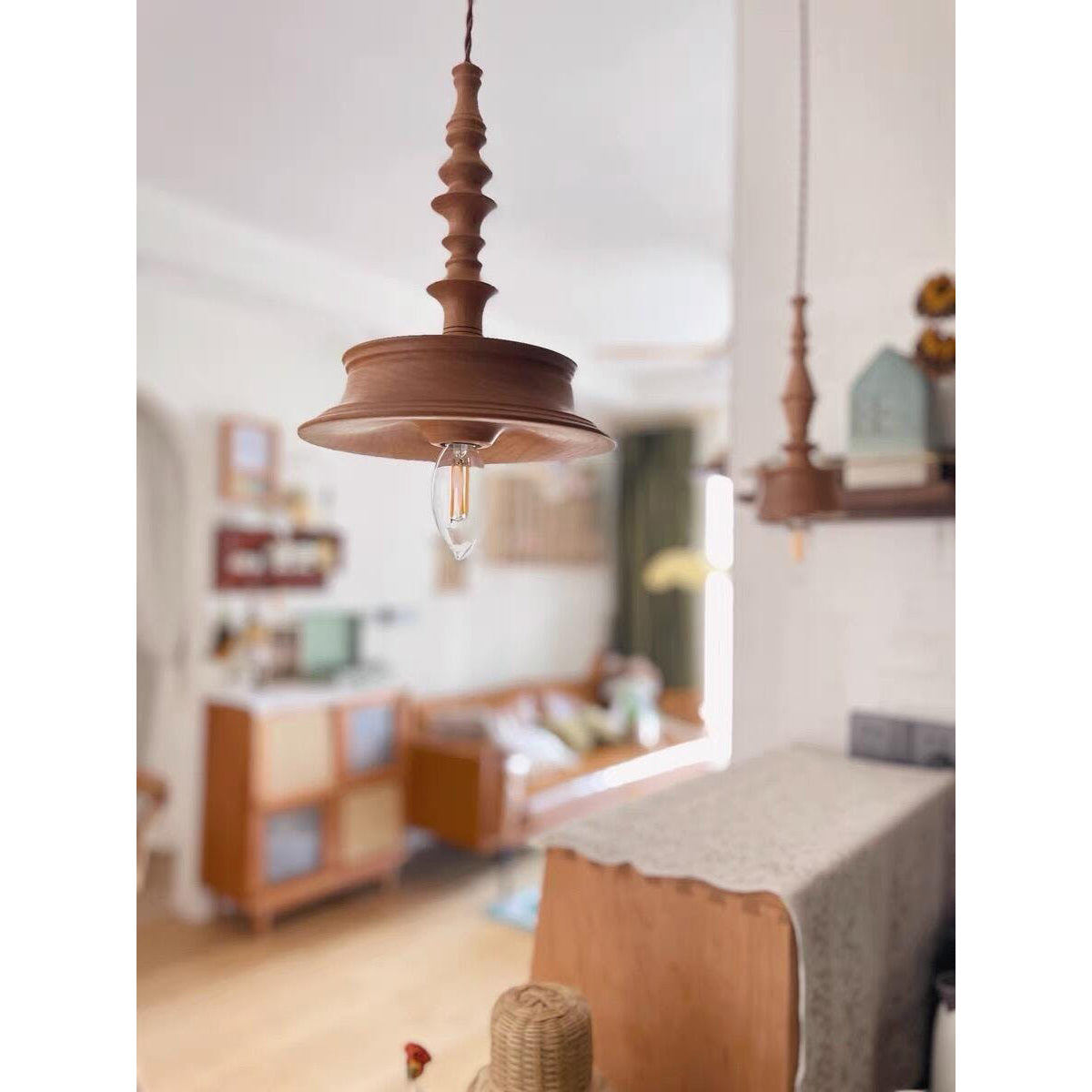 Teriinise hanglamp van walnoothout