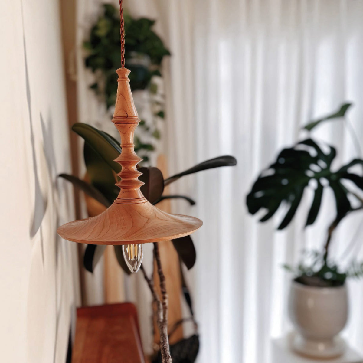 Teriinise hanglamp van walnoothout