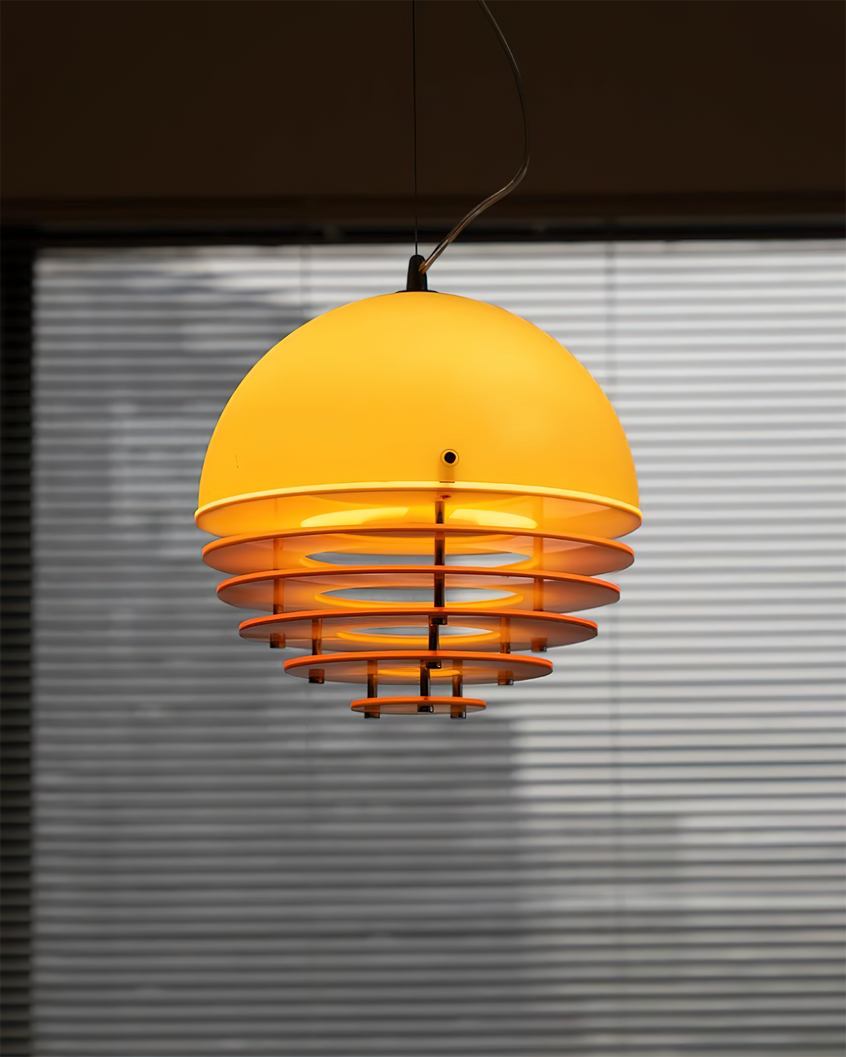 Moderne hanglamp met gelaagde kap en zachte glo, voor eetkamer
