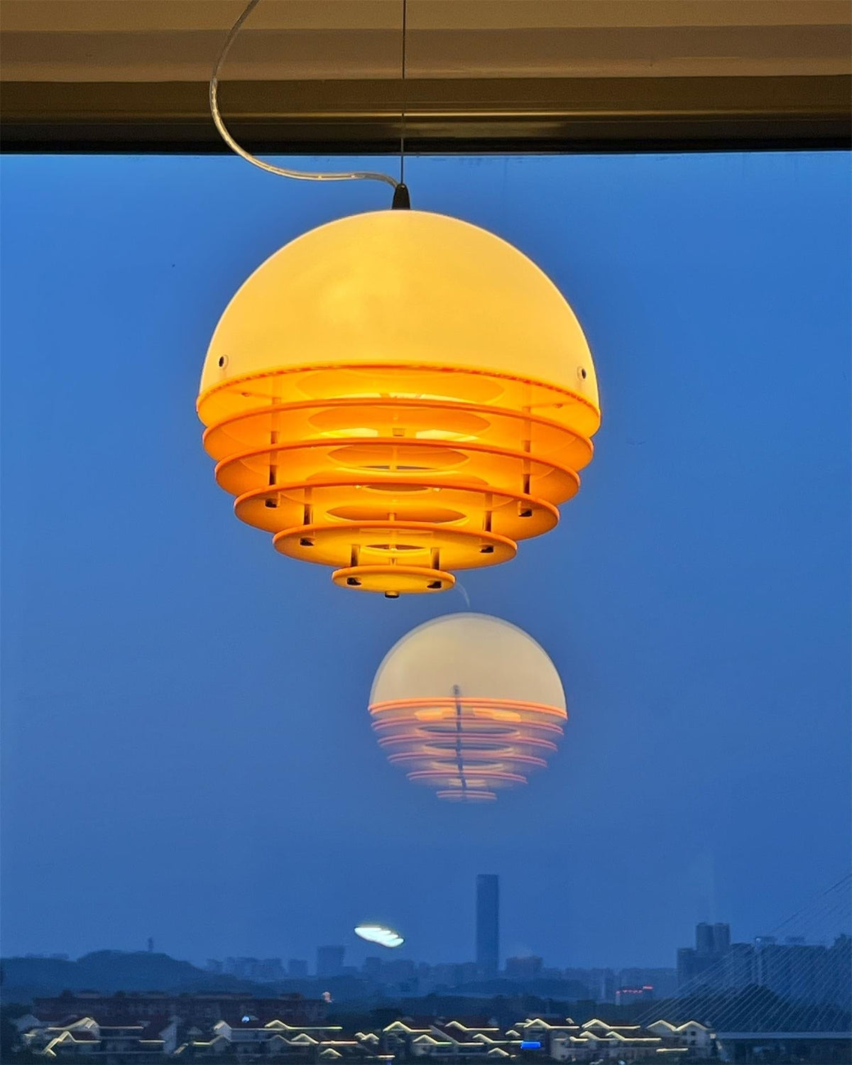Moderne hanglamp met gelaagde kap en zachte glo, voor eetkamer
