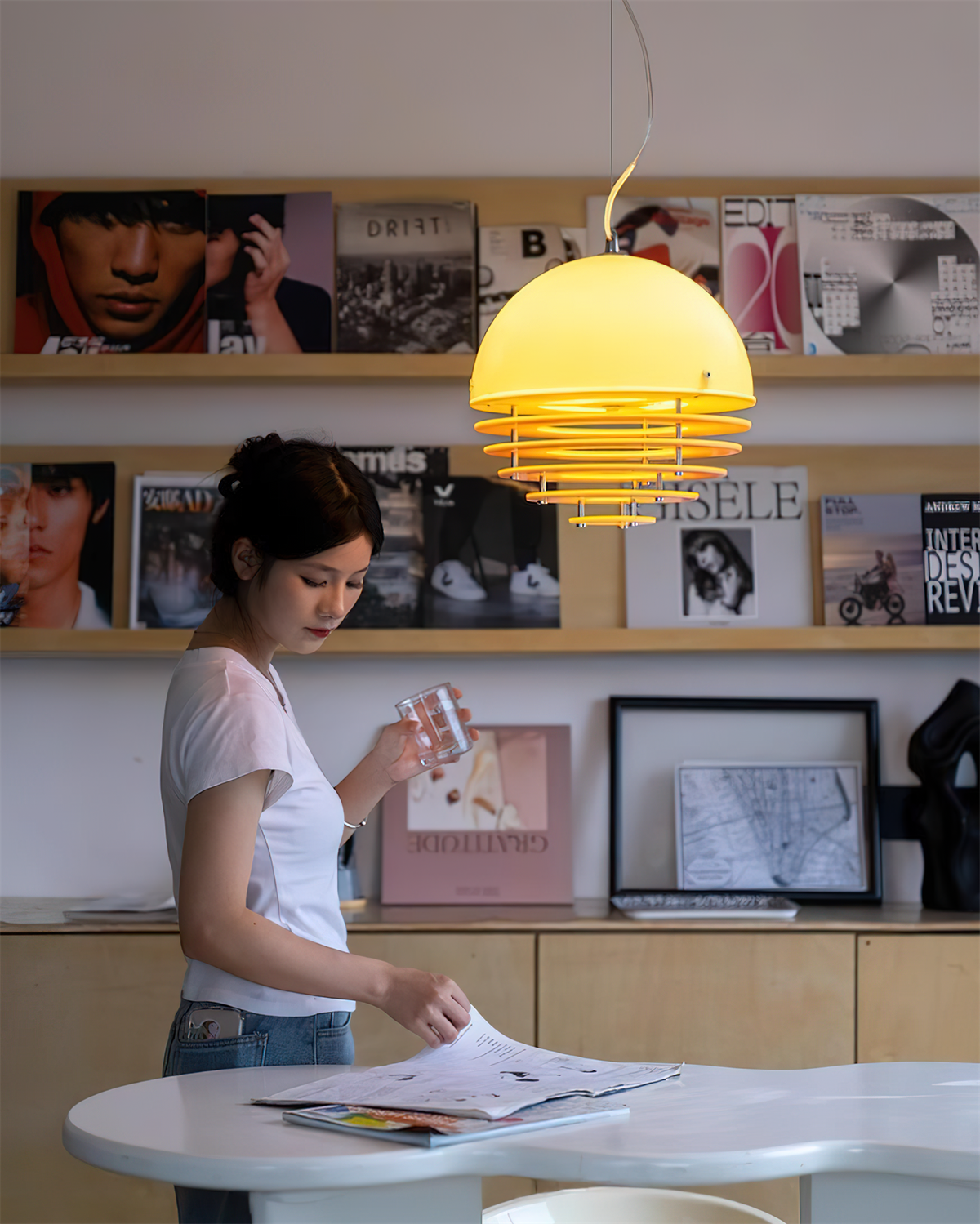 Moderne hanglamp met gelaagde kap en zachte glo, voor eetkamer
