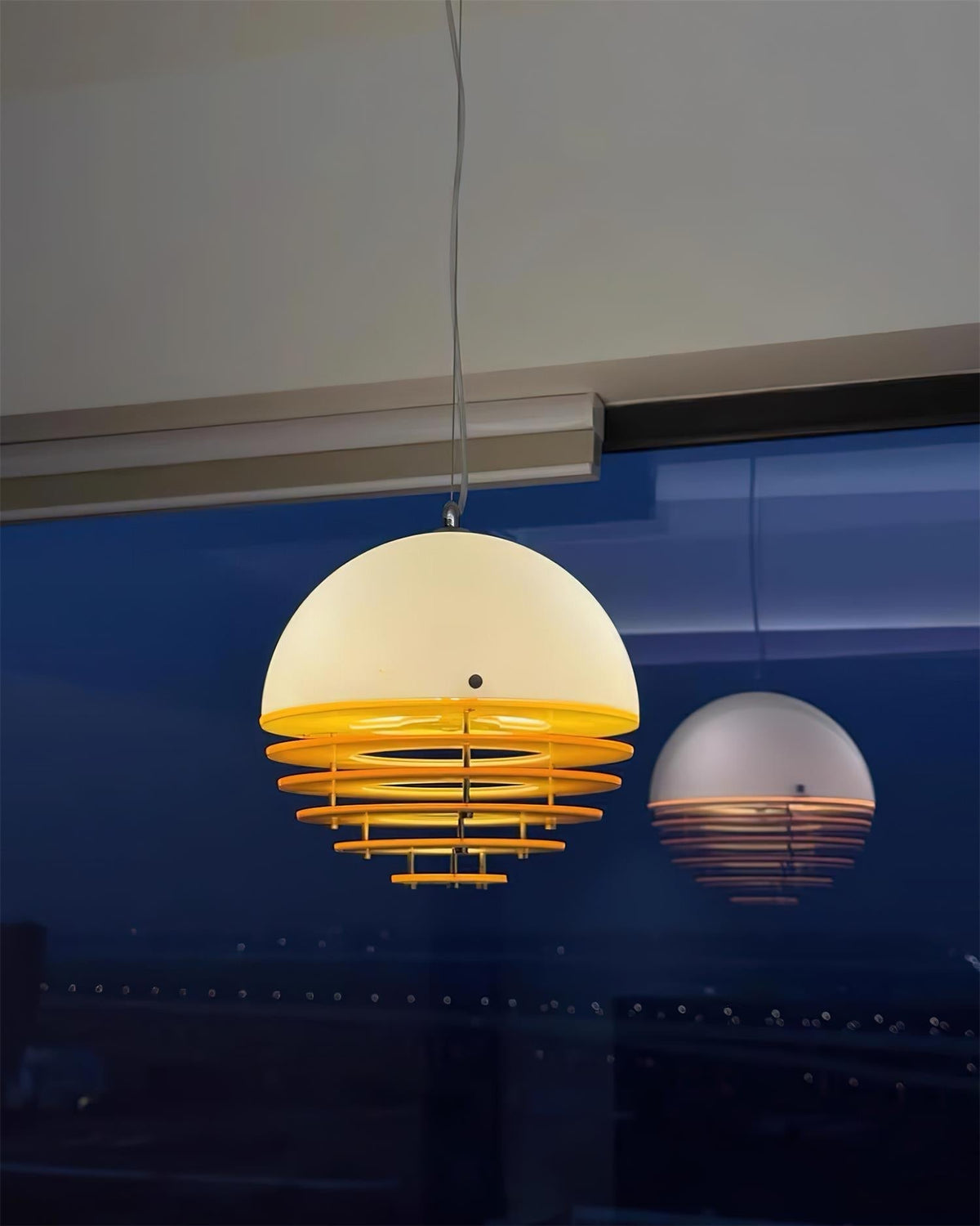 Moderne hanglamp met gelaagde kap en zachte glo, voor eetkamer