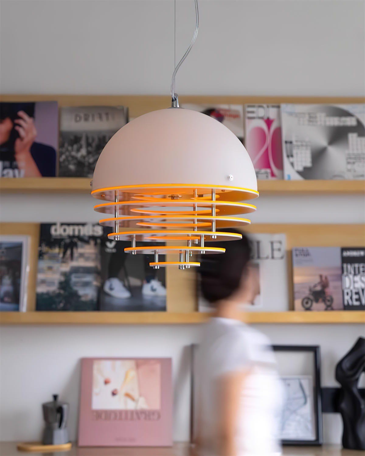 Moderne hanglamp met gelaagde kap en zachte glo, voor eetkamer