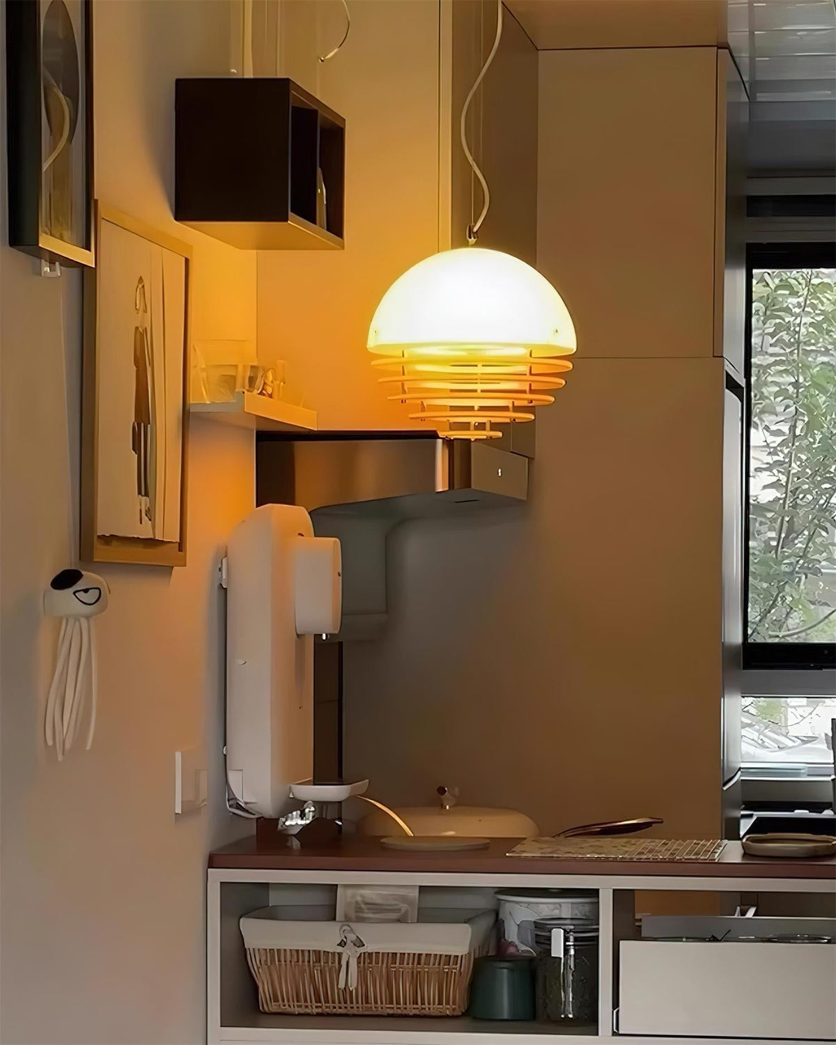 Moderne hanglamp met gelaagde kap en zachte glo, voor eetkamer