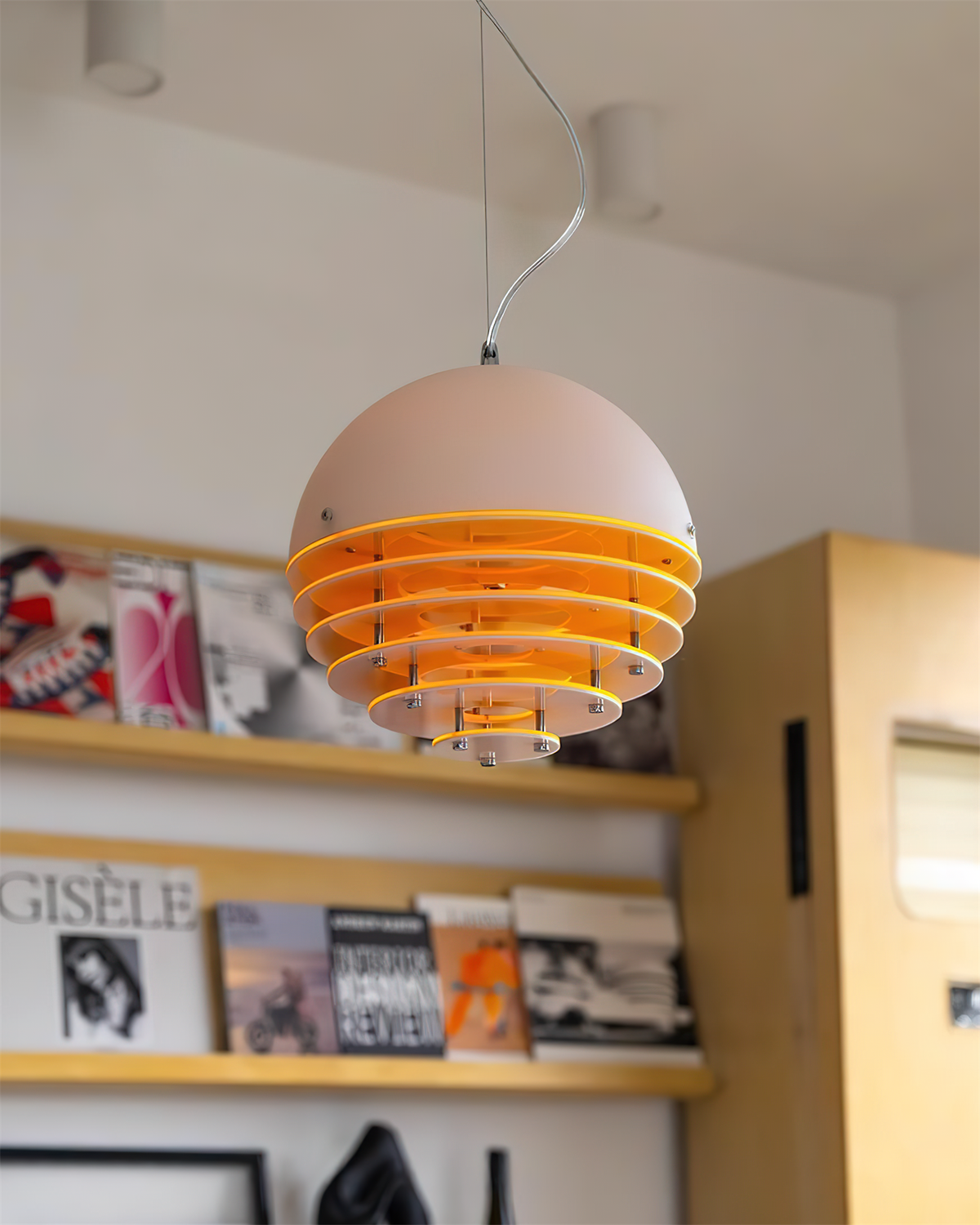 Moderne hanglamp met gelaagde kap en zachte glo, voor eetkamer