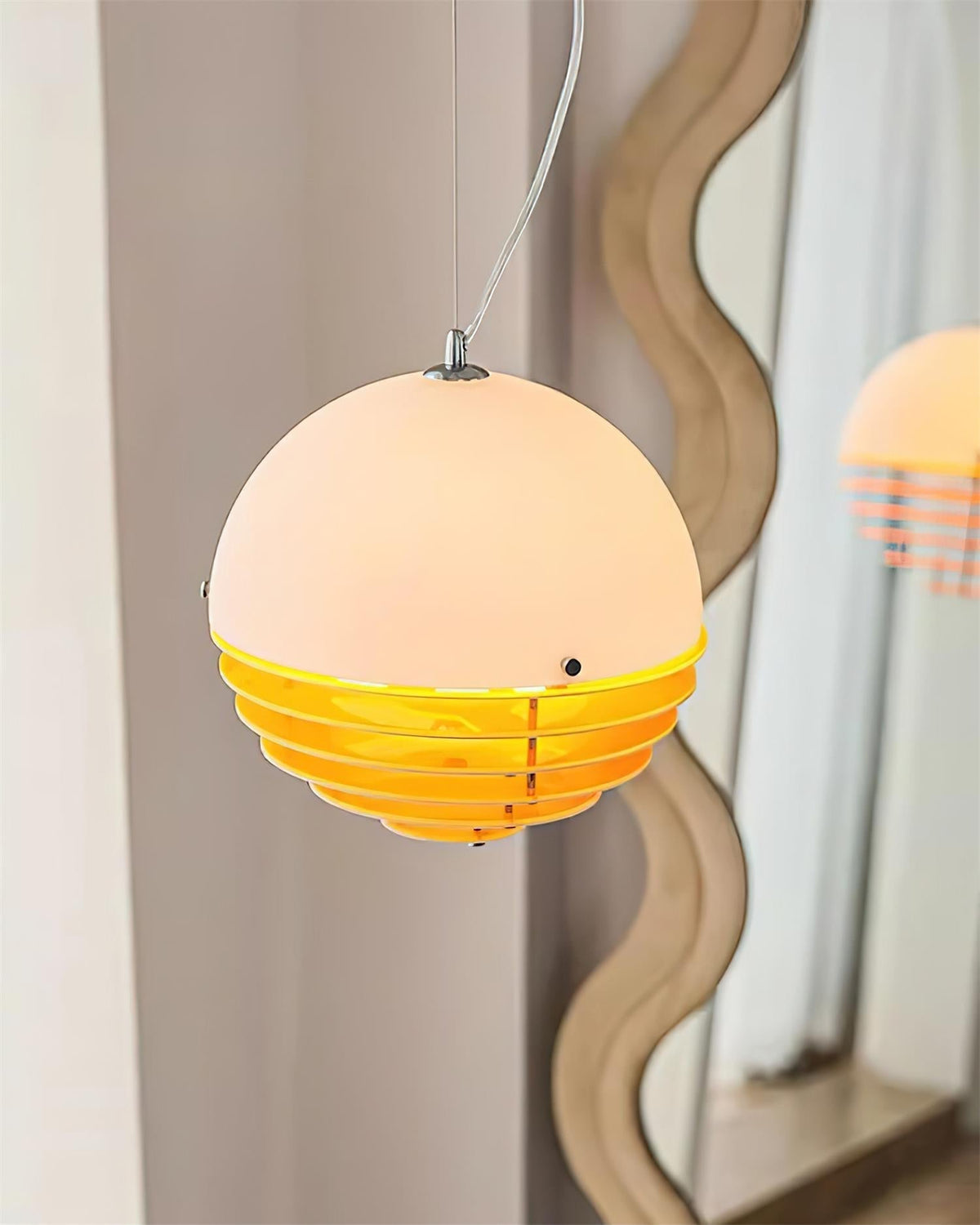 Moderne hanglamp met gelaagde kap en zachte glo, voor eetkamer