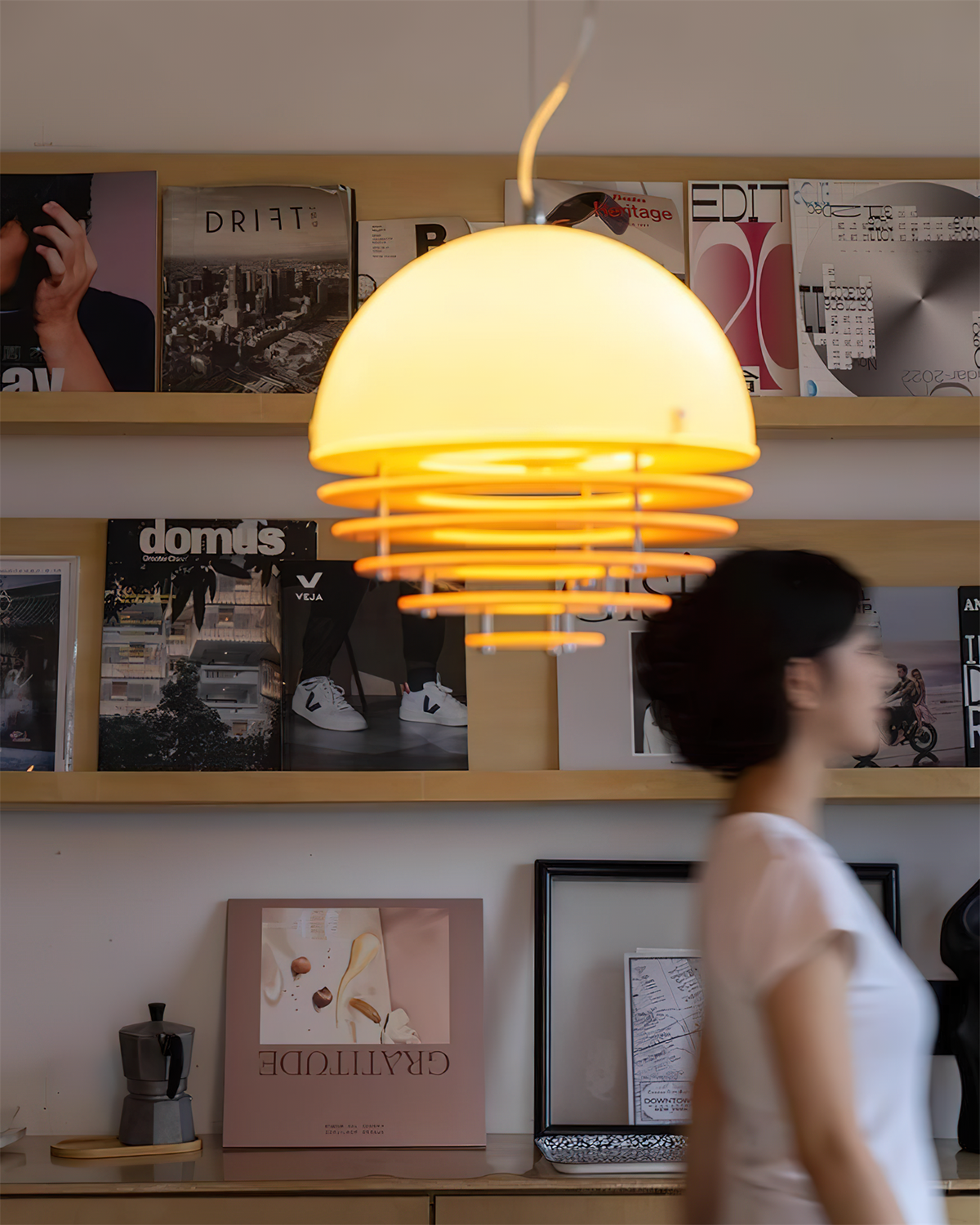 Moderne hanglamp met gelaagde kap en zachte glo, voor eetkamer