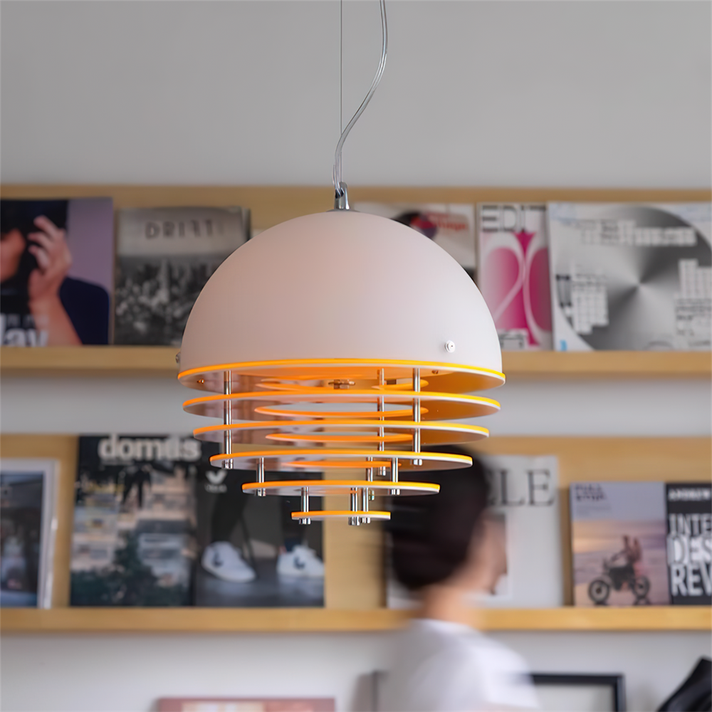 Moderne hanglamp met gelaagde kap en zachte glo, voor eetkamer