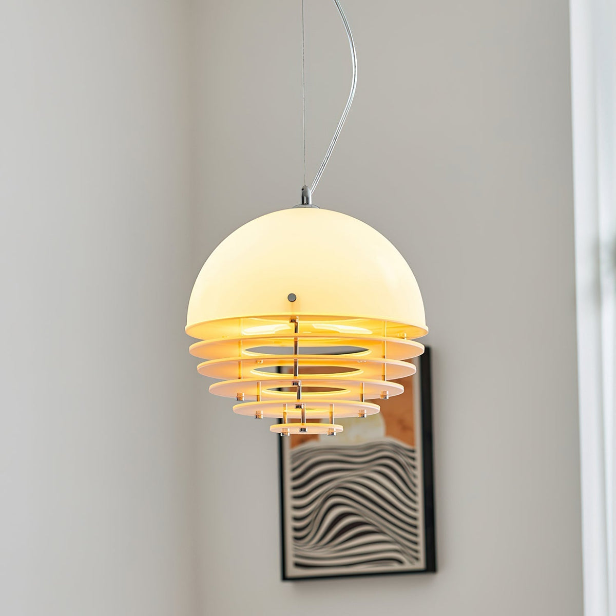 Moderne hanglamp met gelaagde kap en zachte glo, voor eetkamer