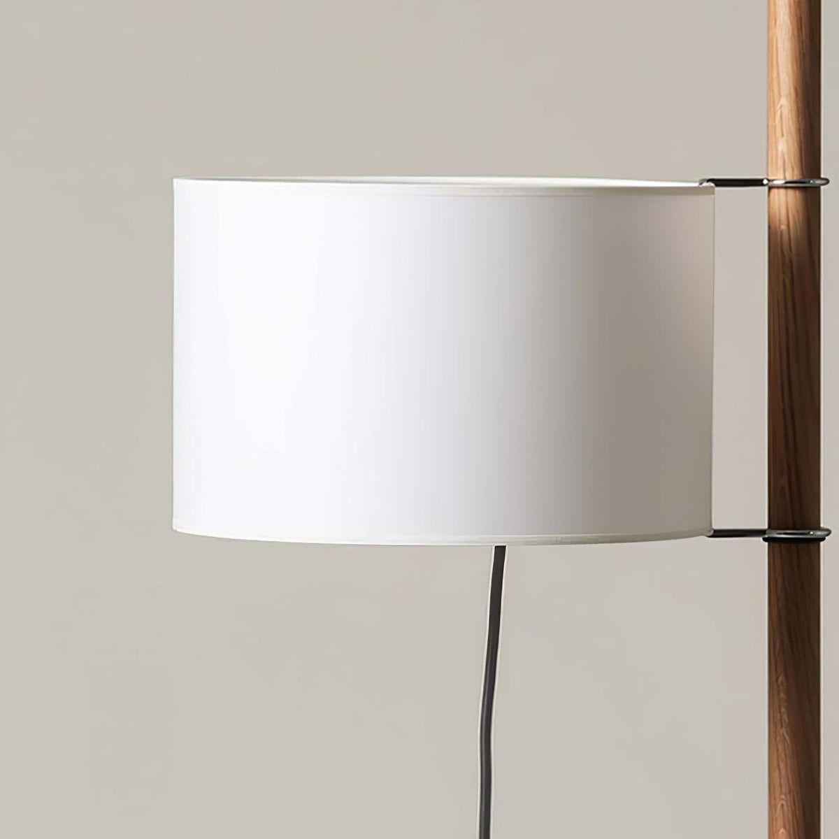 Vindis vloerlamp met houten kap en textiel
