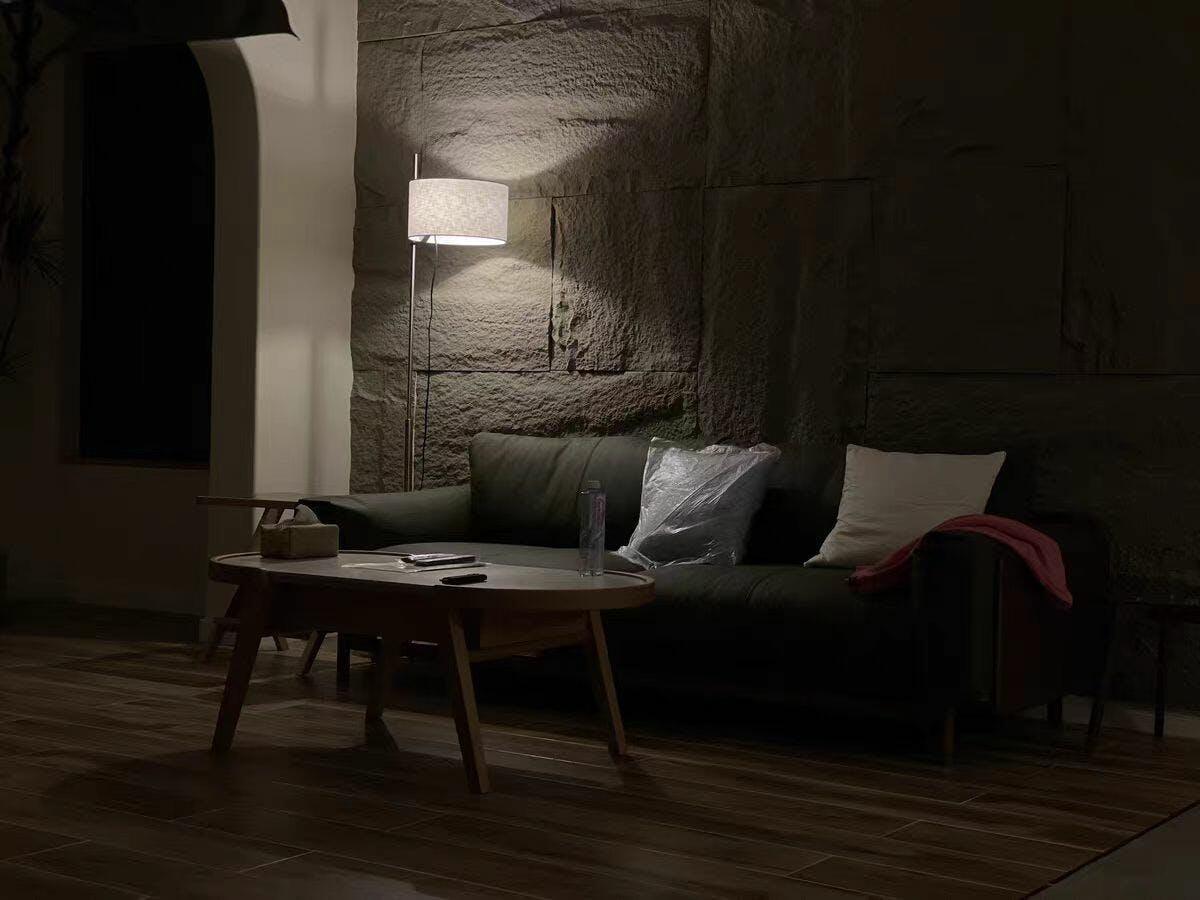 Vindis vloerlamp met houten kap en textiel