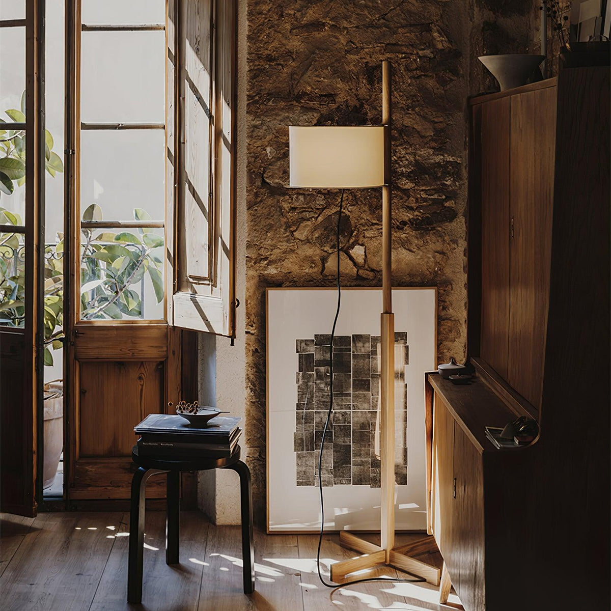 Vindis vloerlamp met houten kap en textiel
