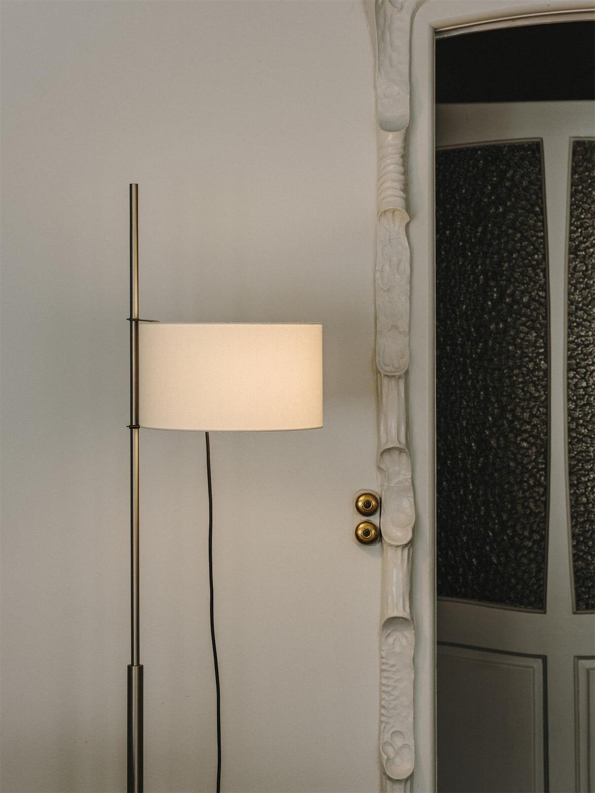 Vindis vloerlamp met houten kap en textiel