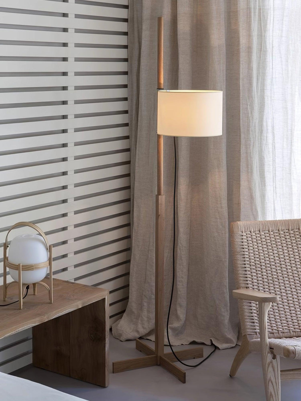 Vindis vloerlamp met houten kap en textiel