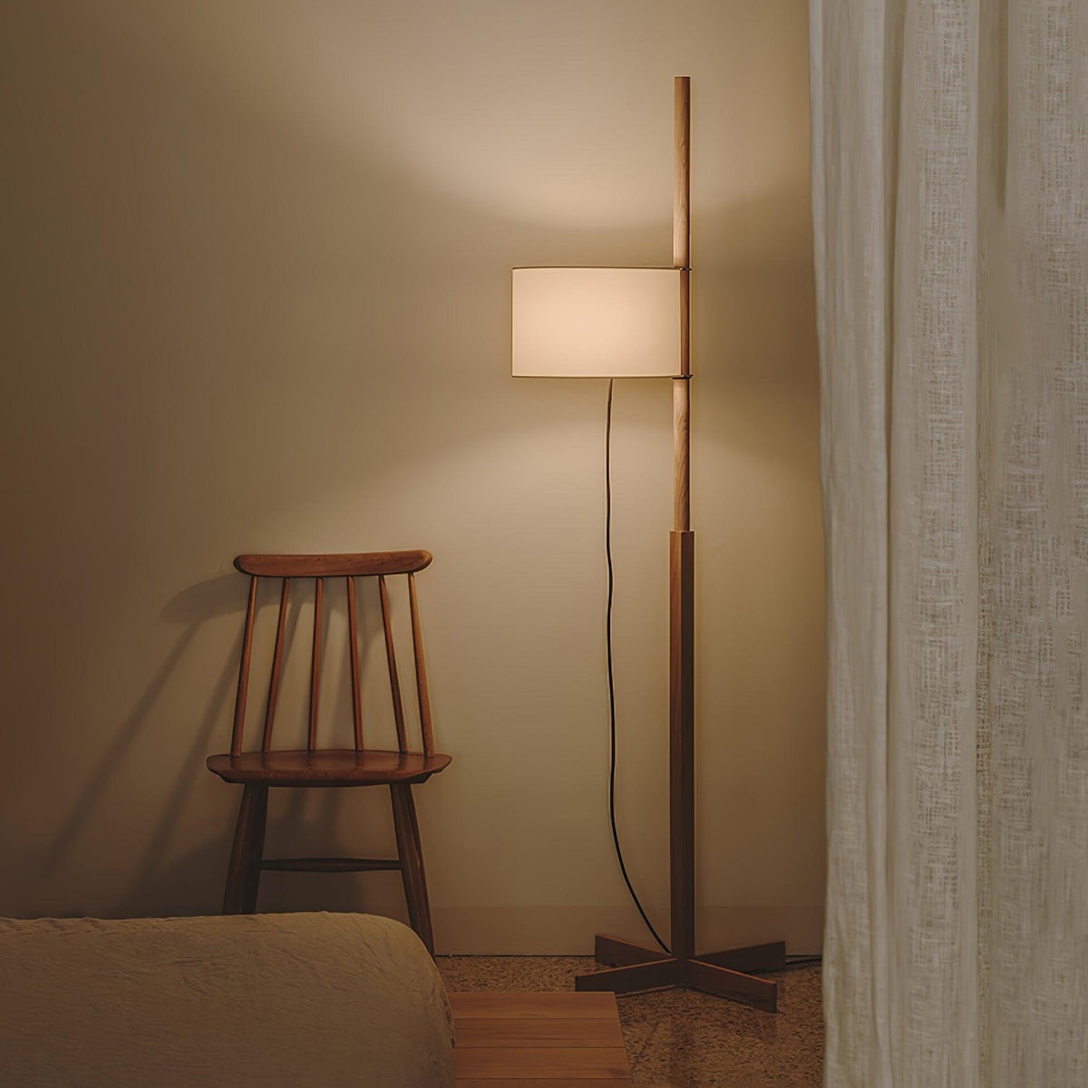 Vindis vloerlamp met houten kap en textiel