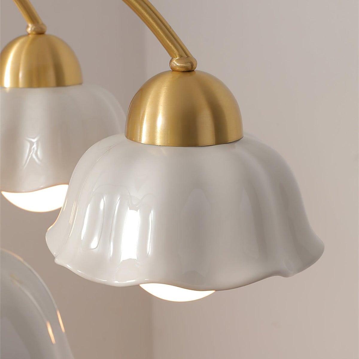 Aldoraria Kroonluchter messing Walnoot Hout Opaline Keramiek