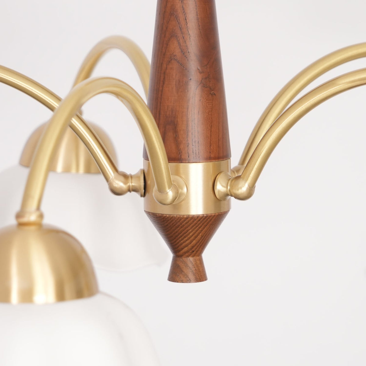 Aldoraria Kroonluchter messing Walnoot Hout Opaline Keramiek