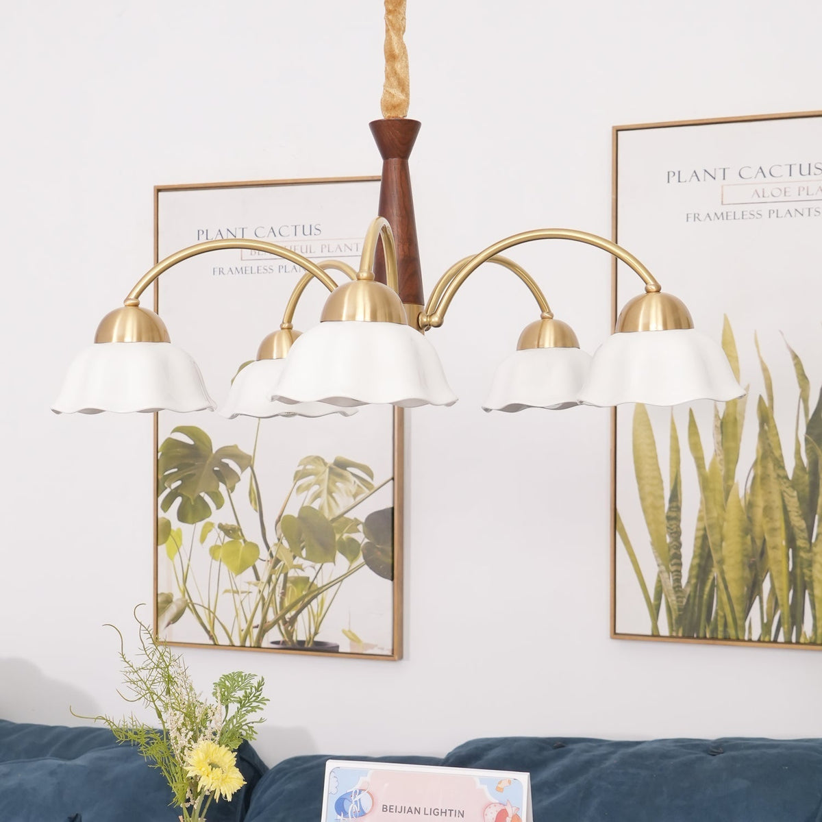 Aldoraria Kroonluchter messing Walnoot Hout Opaline Keramiek