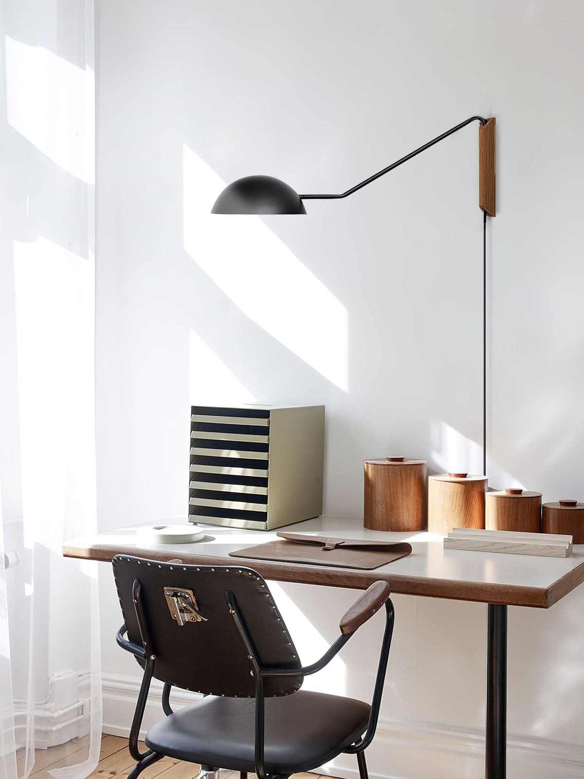 Lirixel wandlamp van walnoot