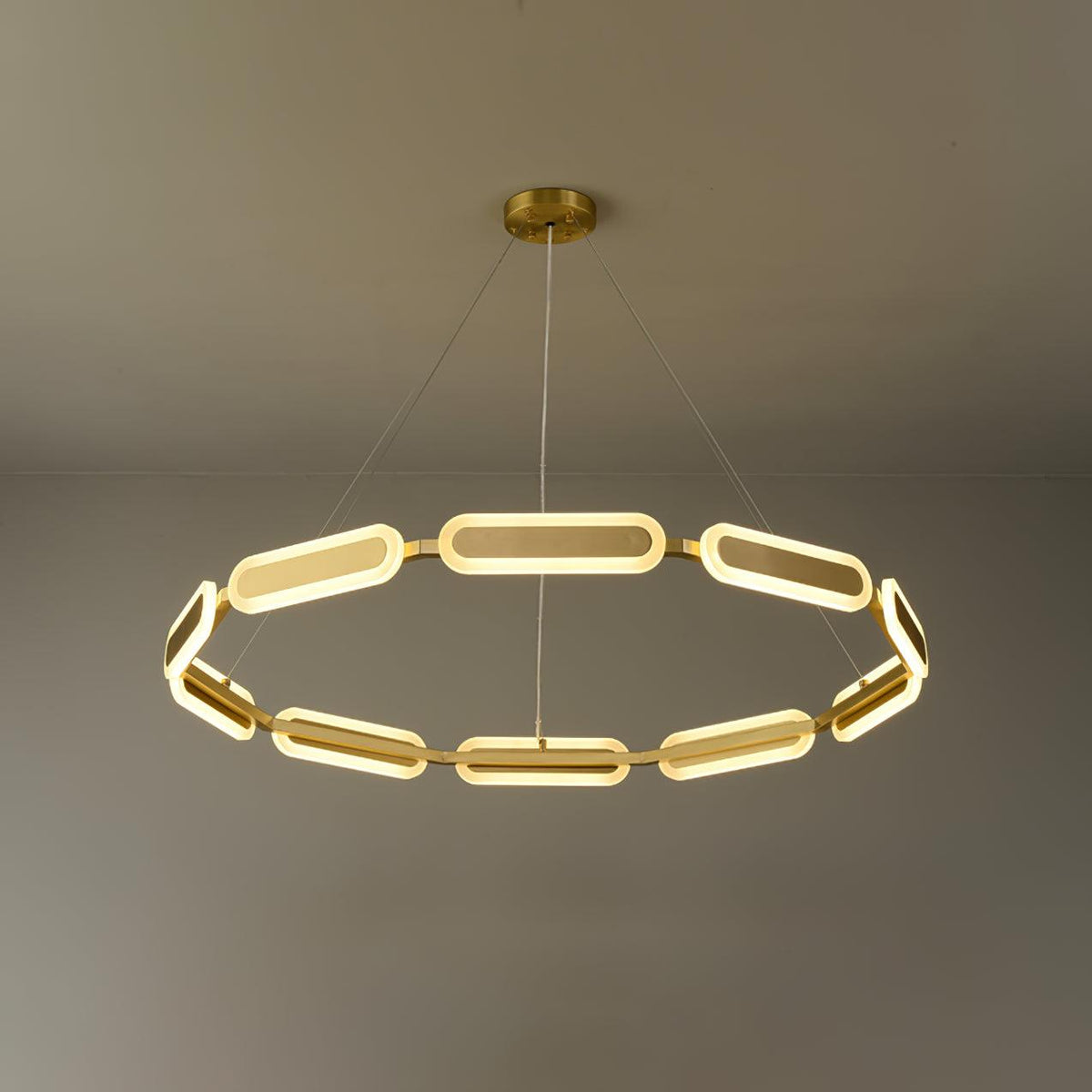 Din kroonluchter met geometrische messing ring