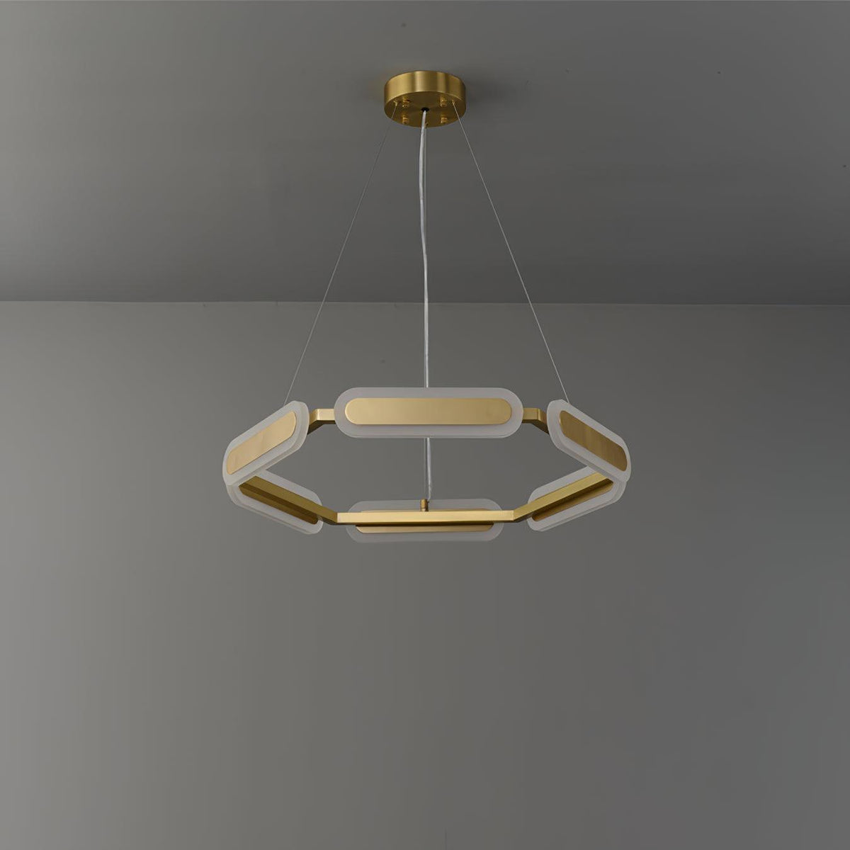 Din kroonluchter met geometrische messing ring