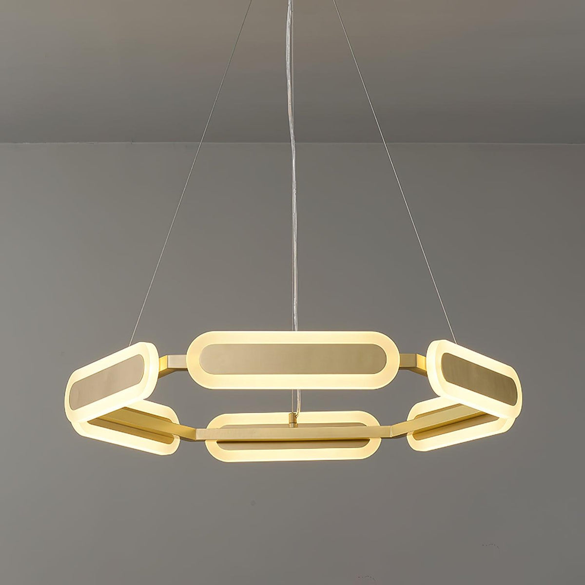 Din kroonluchter met geometrische messing ring