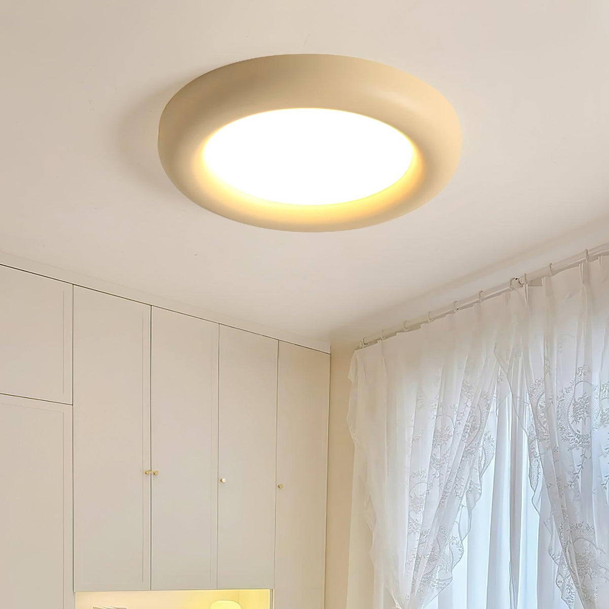 Minimalistische vlakke plafondlamp met acrylkap in beige