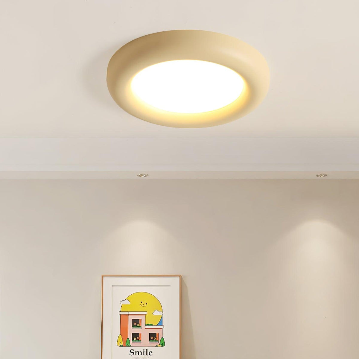 Minimalistische vlakke plafondlamp met acrylkap in beige