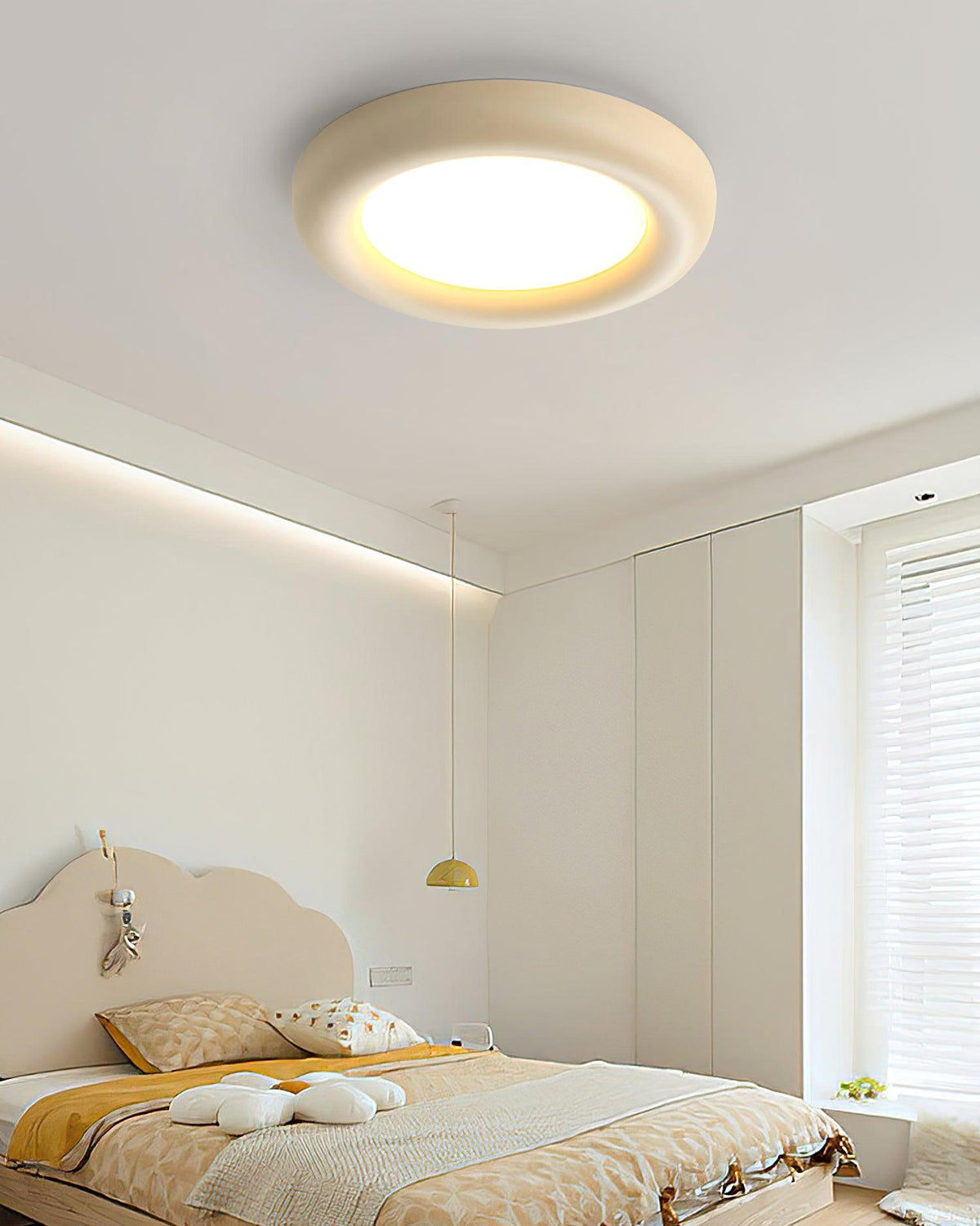 Minimalistische vlakke plafondlamp met acrylkap in beige