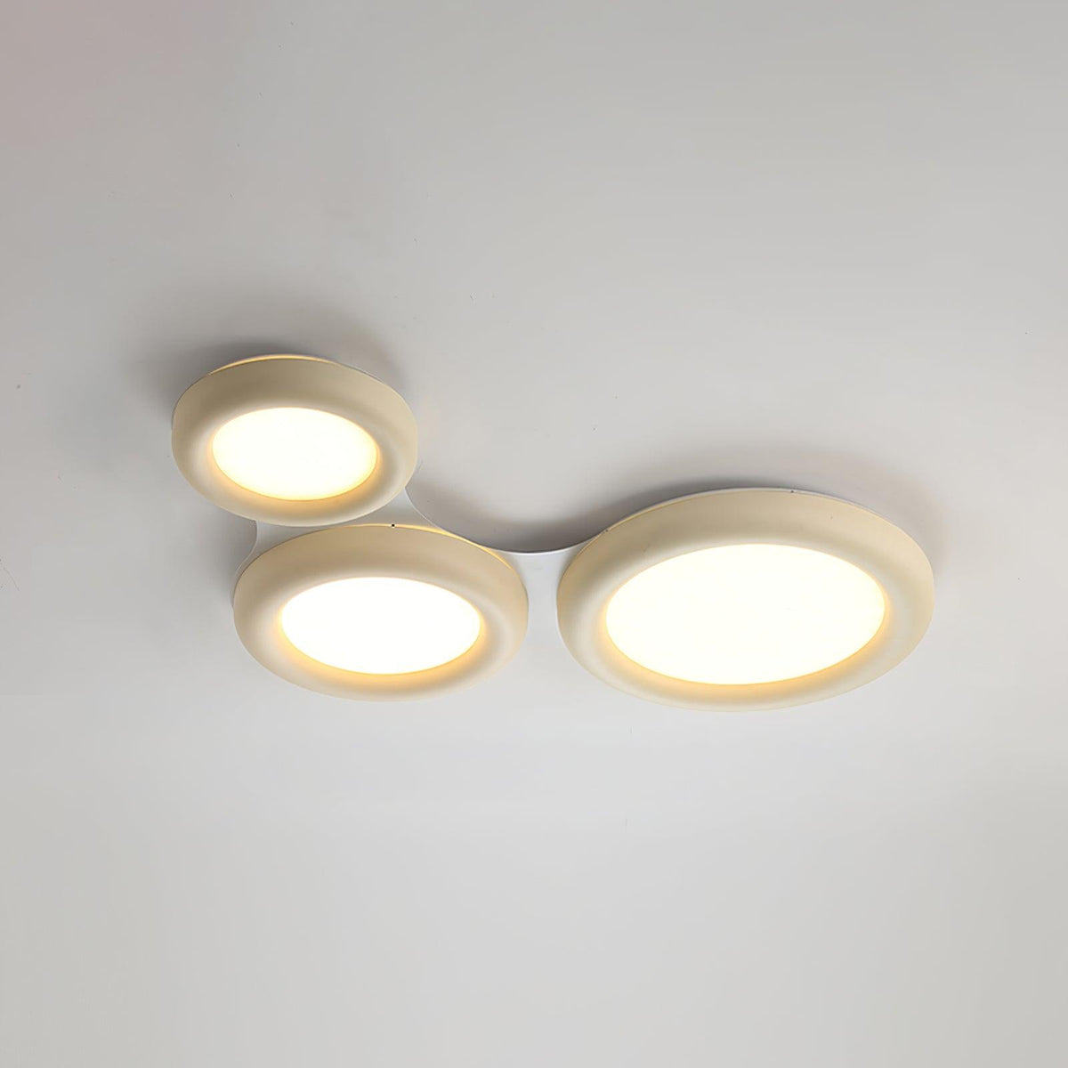 Minimalistische vlakke plafondlamp met acrylkap in beige