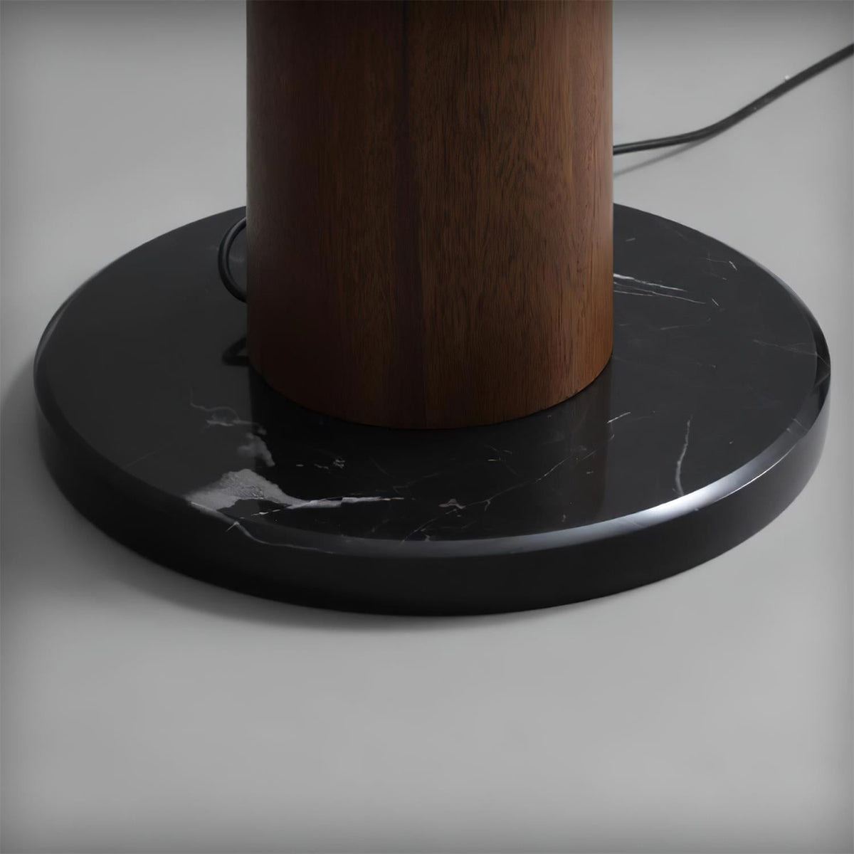 Cone-Gable vloerlamp in walnootkleur
