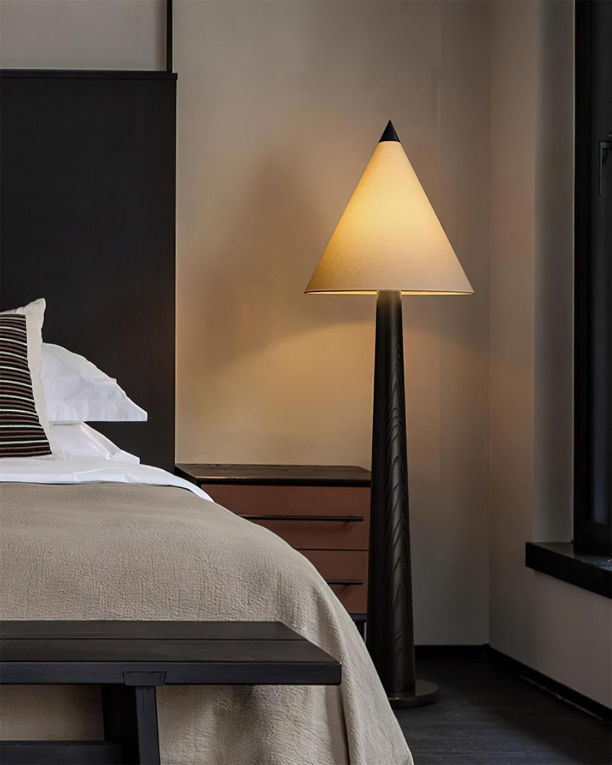 Cone-Gable vloerlamp in walnootkleur