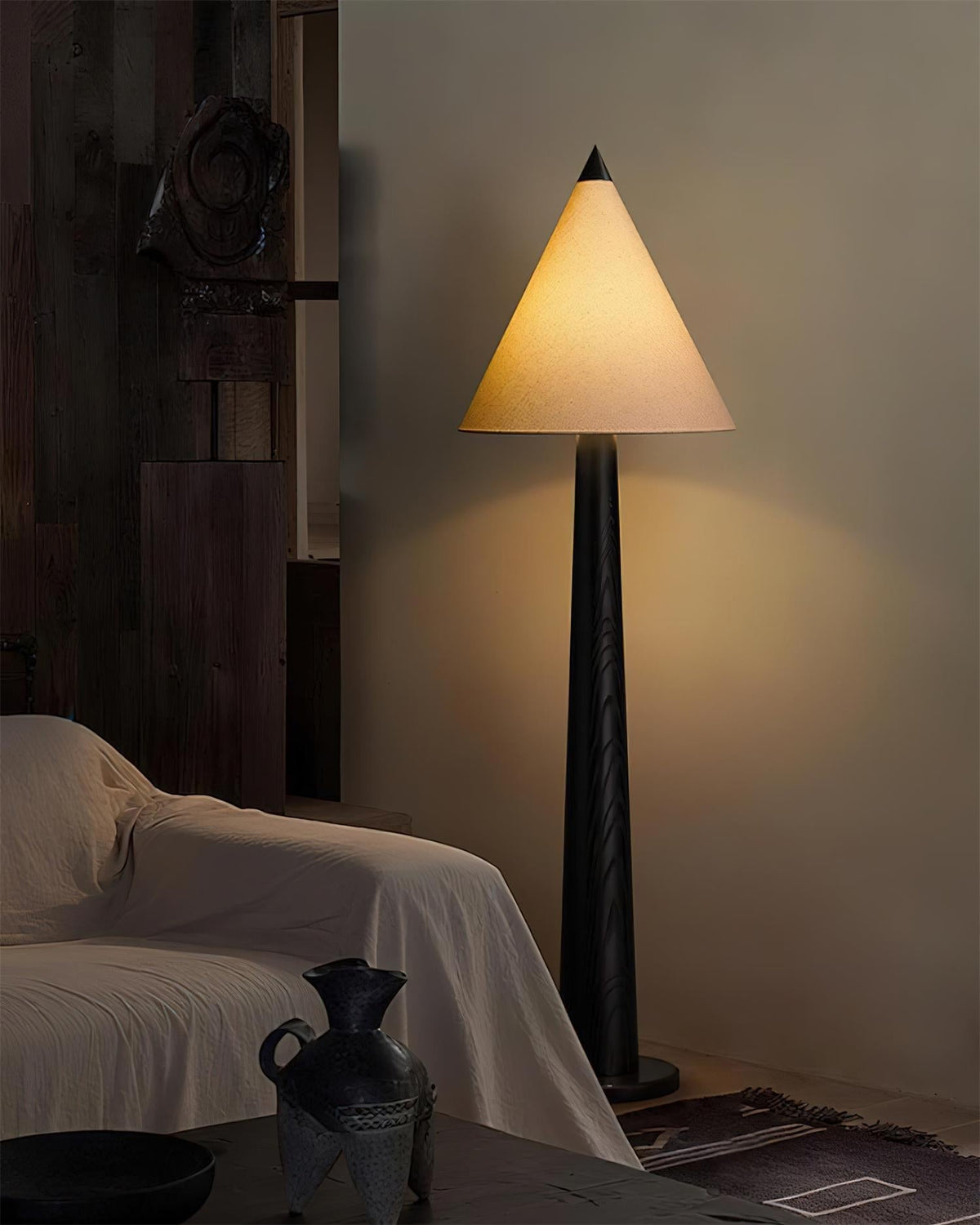 Cone-Gable vloerlamp in walnootkleur