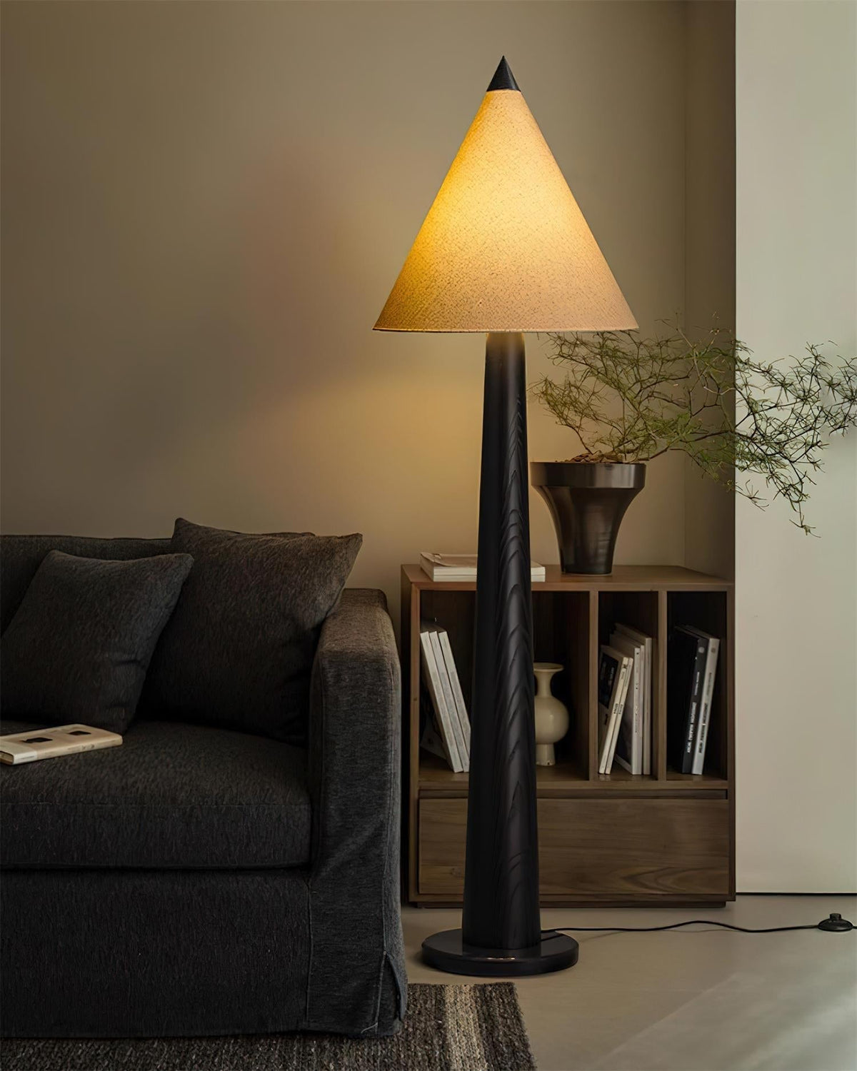 Cone-Gable vloerlamp in walnootkleur